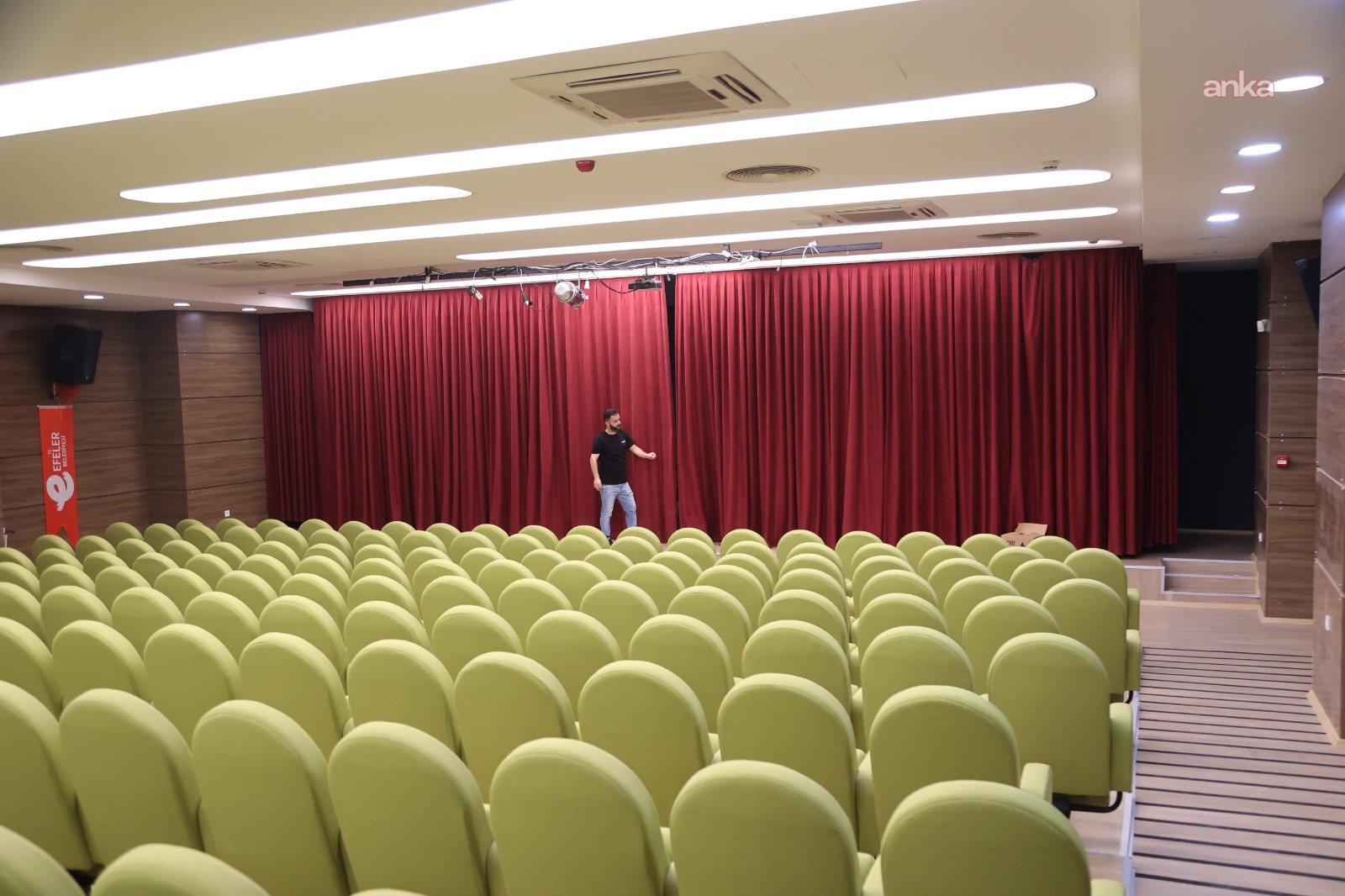 Efeler’de kültür ve sanatın yeni adresi Muzaffer İzgü Konferans Salonu olacak