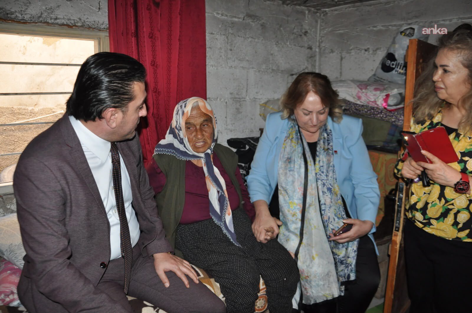 CHP Kadın Kolları Genel Başkanı Gülsever'den 87 yaşında pazarda çalışan Hürü Tilki'ye ziyaret