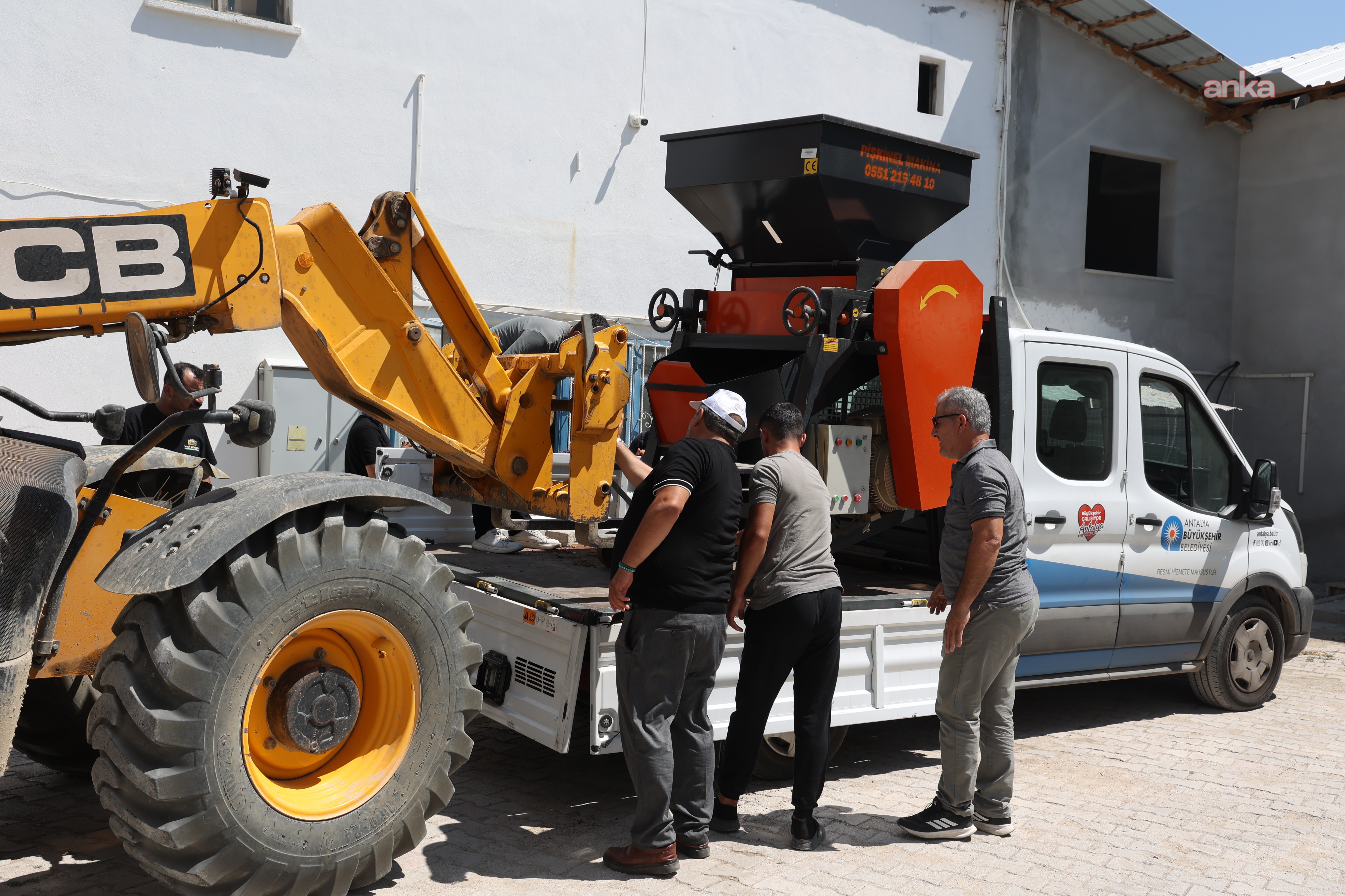 Antalya Büyükşehir Belediyesi’nden Korkutelili üreticiye yem ezme makinesi desteği
