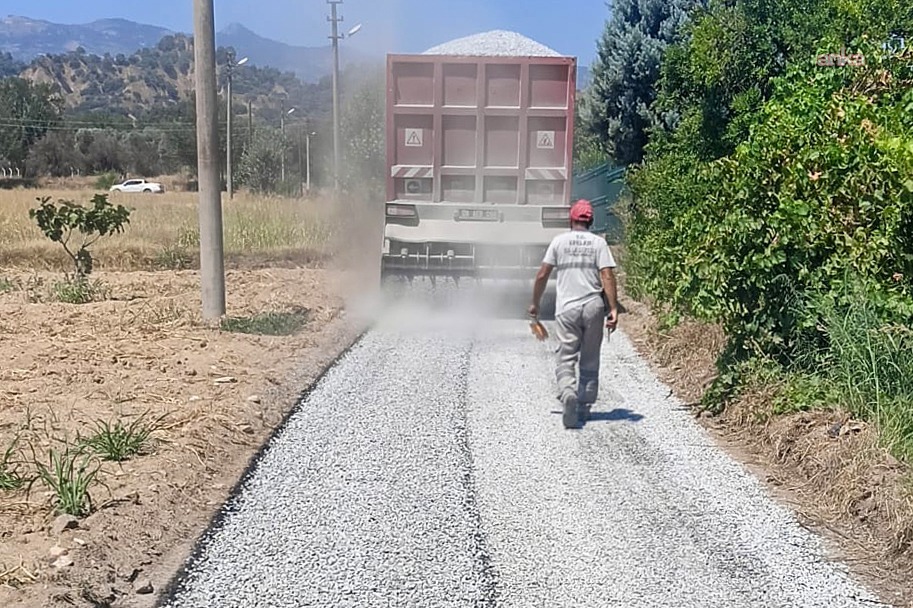 Efeler Belediyesi, Umurlu'da asfaltlama çalışmalarını sürdürüyor