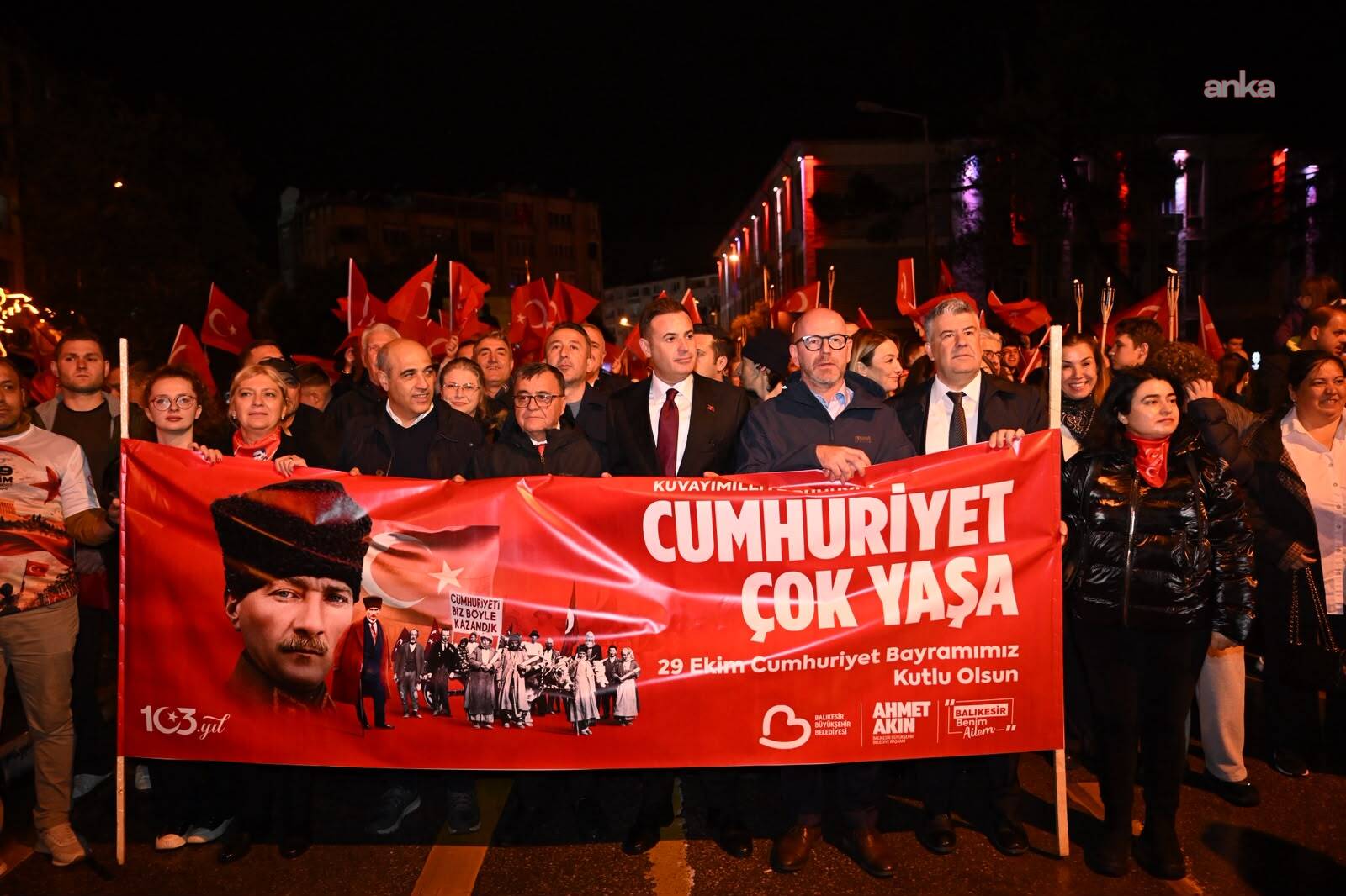 Balıkesir’i 29 Ekim coşkusu sardı: Halk koşusu, fener alayı ve konser bir arada