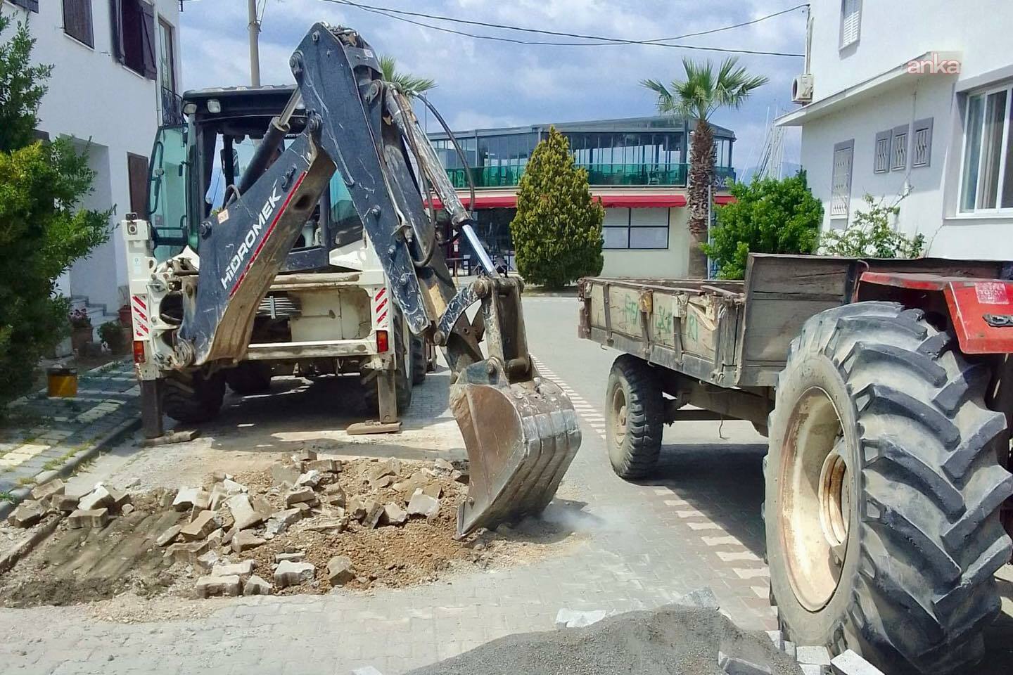 Burhaniye Belediyesi, il genelinde yol çalışmalarını sürdürüyor