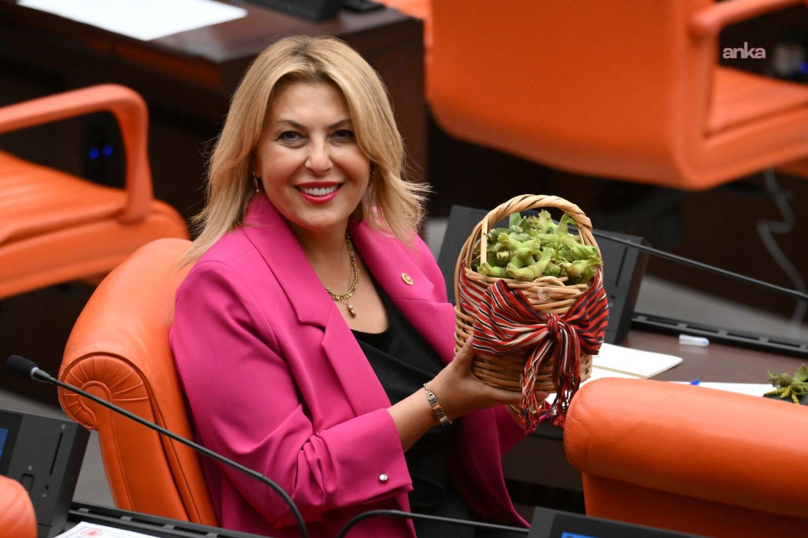 YENİ Partili Işık Gezmiş'ten kürsüden fındık sepeti ve kara lastik ayakkabısıyla tepki: AKP, Türkiye’de çiftçiyi üretim yapamaz hale getirdi