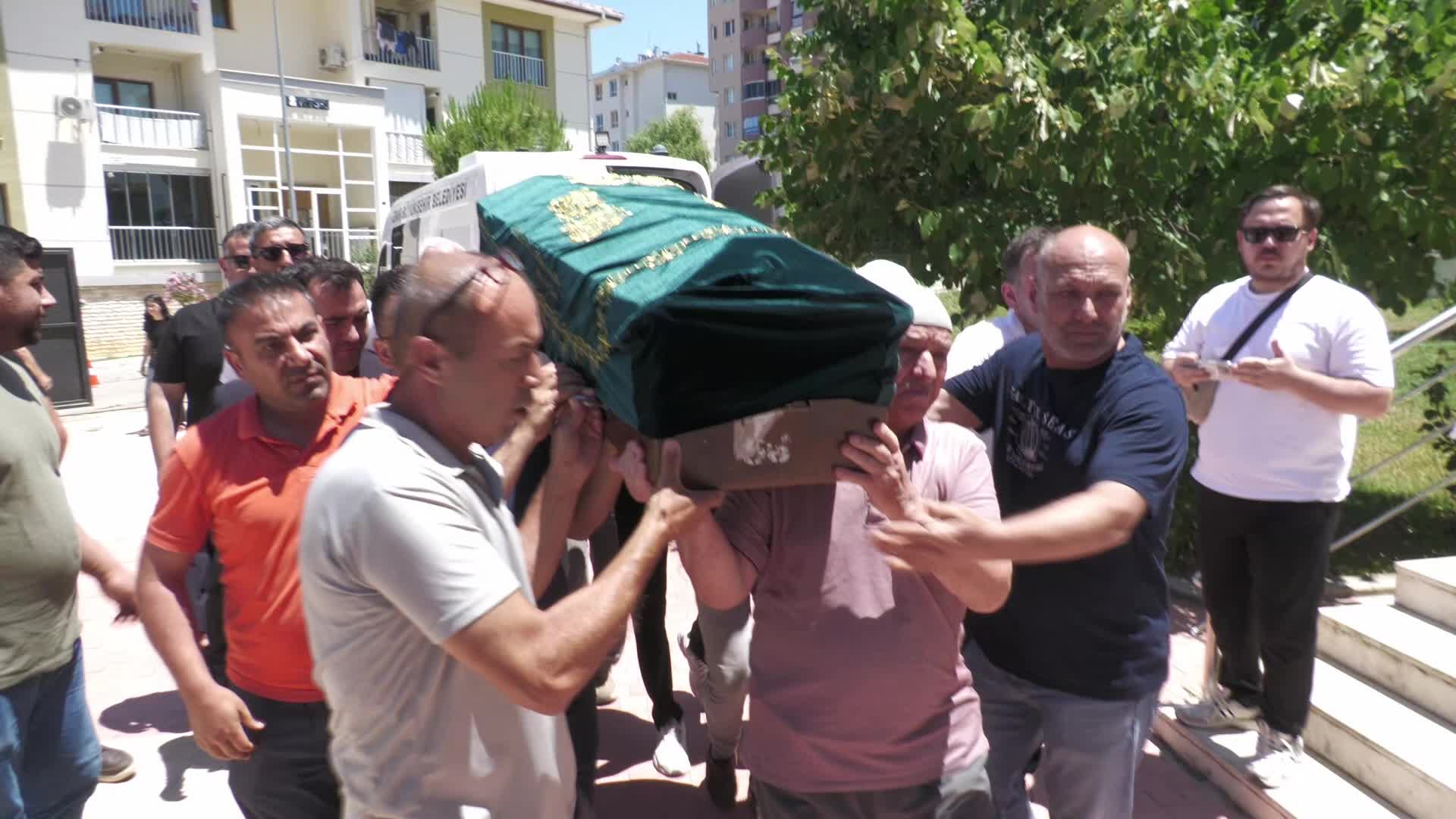 Ağrı’da yaşamını yitiren öğretmen Irmak Ayşe Koparan, İzmir’de son yolculuğuna uğurlandı