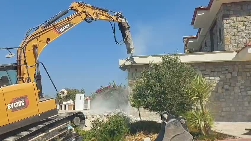 Marmaris’te imara aykırı lüks villa yıkıldı