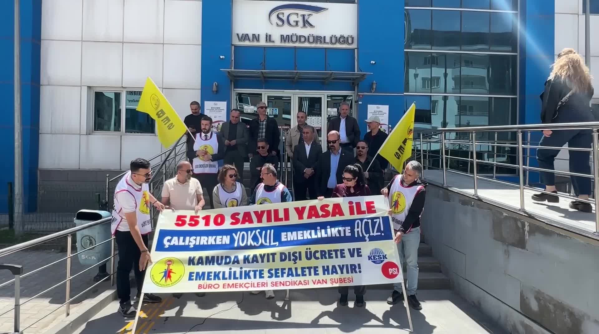 Van'da BES'ten SGK önünde eylem: Emeklilik tasfiye edilmek istenmektedir