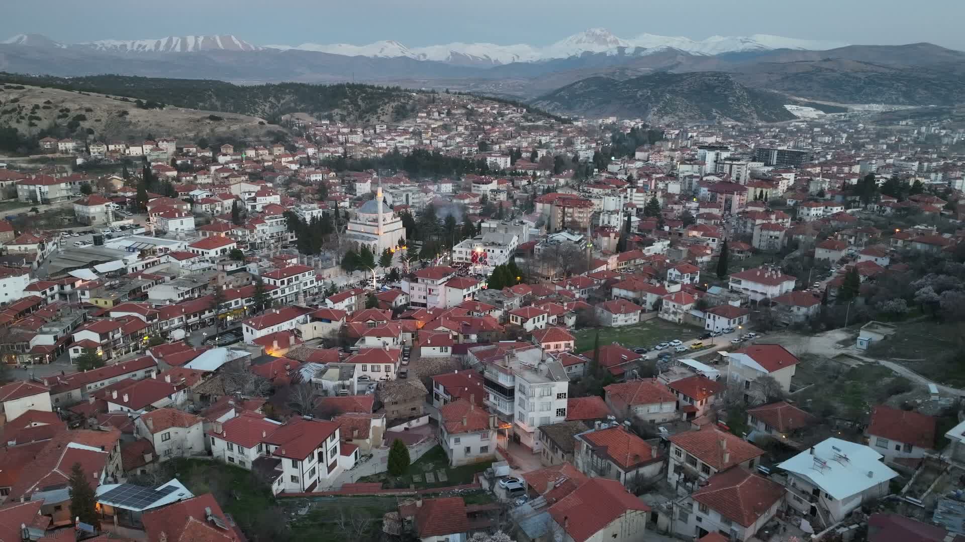 Antalya Büyükşehir Belediyesi’nden selden etkilenen Elmalılı üreticilere destek