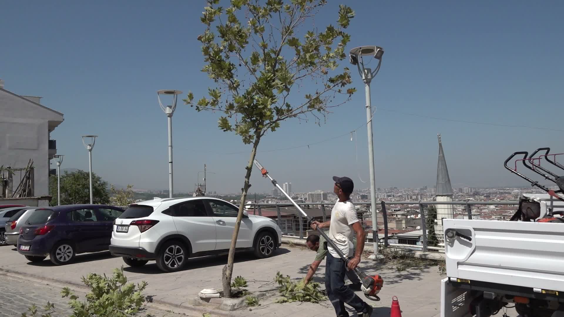 Manisa Büyükşehir Belediyesi'nden Ulutepe Caddesi'nde temizlik çalışması