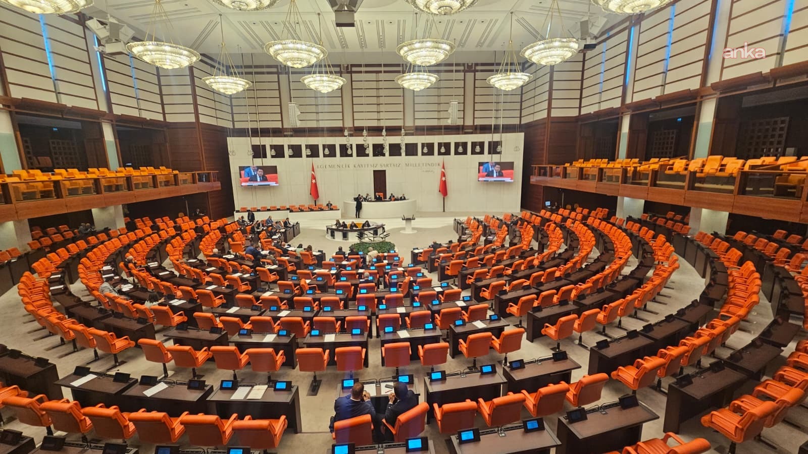 TBMM Genel Kurulu'nda üniversite ile ilişiği kesilenlere dönüş hakkı sağlayan "öğrenci affı" kanun teklifi kabul edildi