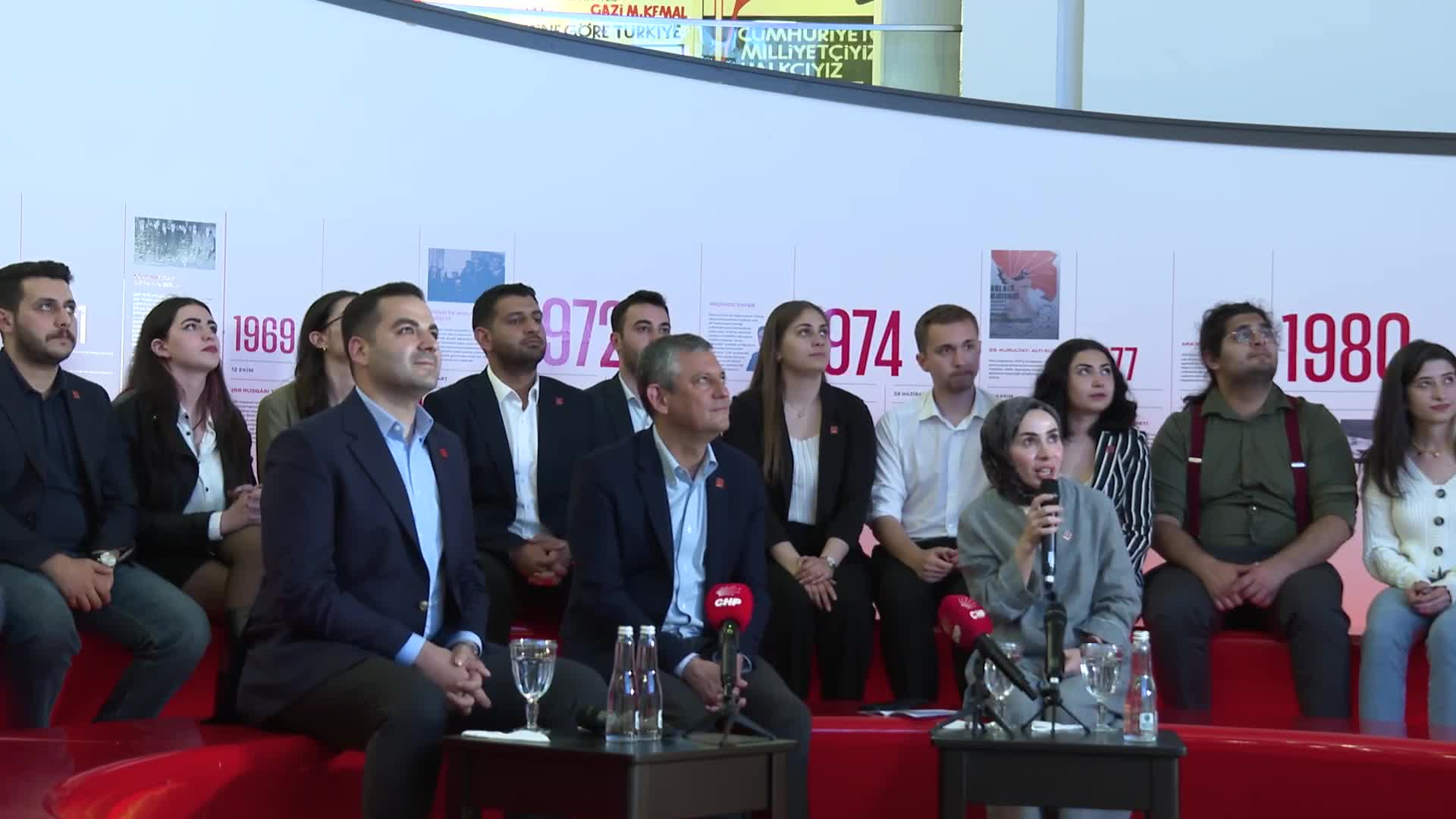 Özgür Özel, gençlerle bir araya geldi... “Gençleri siyasete davet ediyoruz”