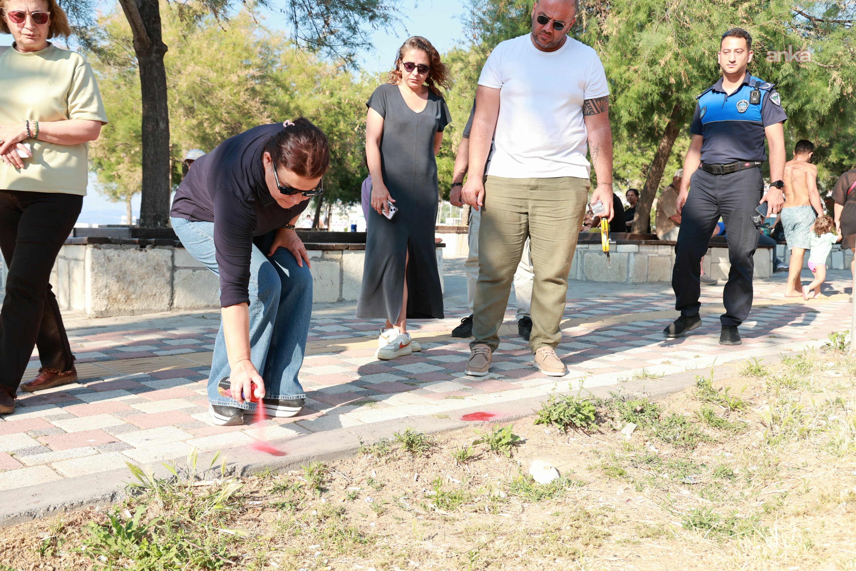 Foça Belediye Başkanı Fıçı, Gencelli ve Yenifoça'da sahil düzenleme çalışmaları için sahadaydı