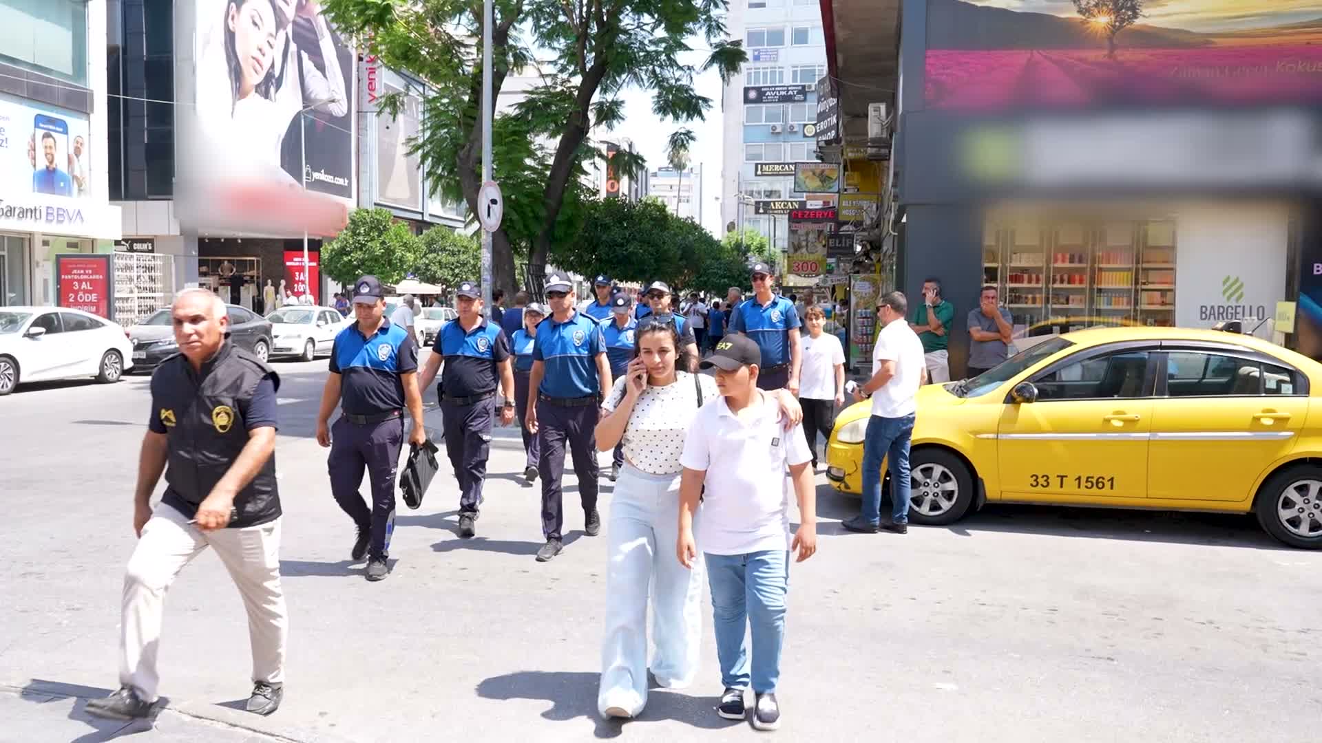 Mersin Büyükşehir Belediyesi, yaya güvenliği için kaldırım denetimlerini sürdürüyor