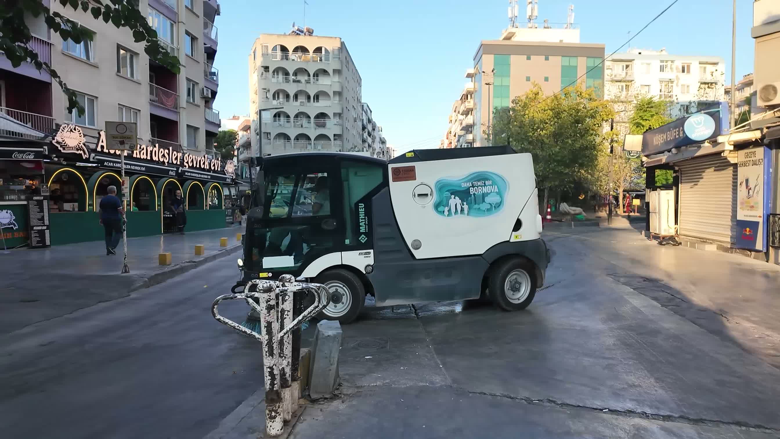 Bornova Belediye Başkanı Eşki’den Küçükpark’ta sabah mesaisi