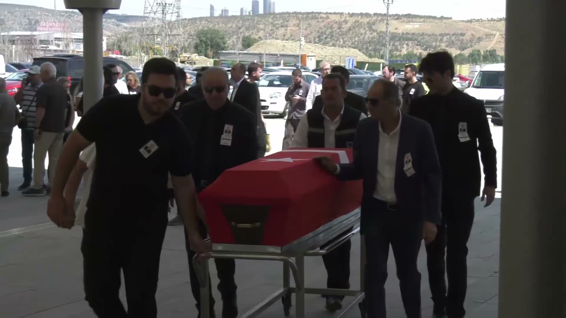 Cevdet Selvi'nin cenazesi, Gölbaşı Mezarlığı'nda toprağa verildi