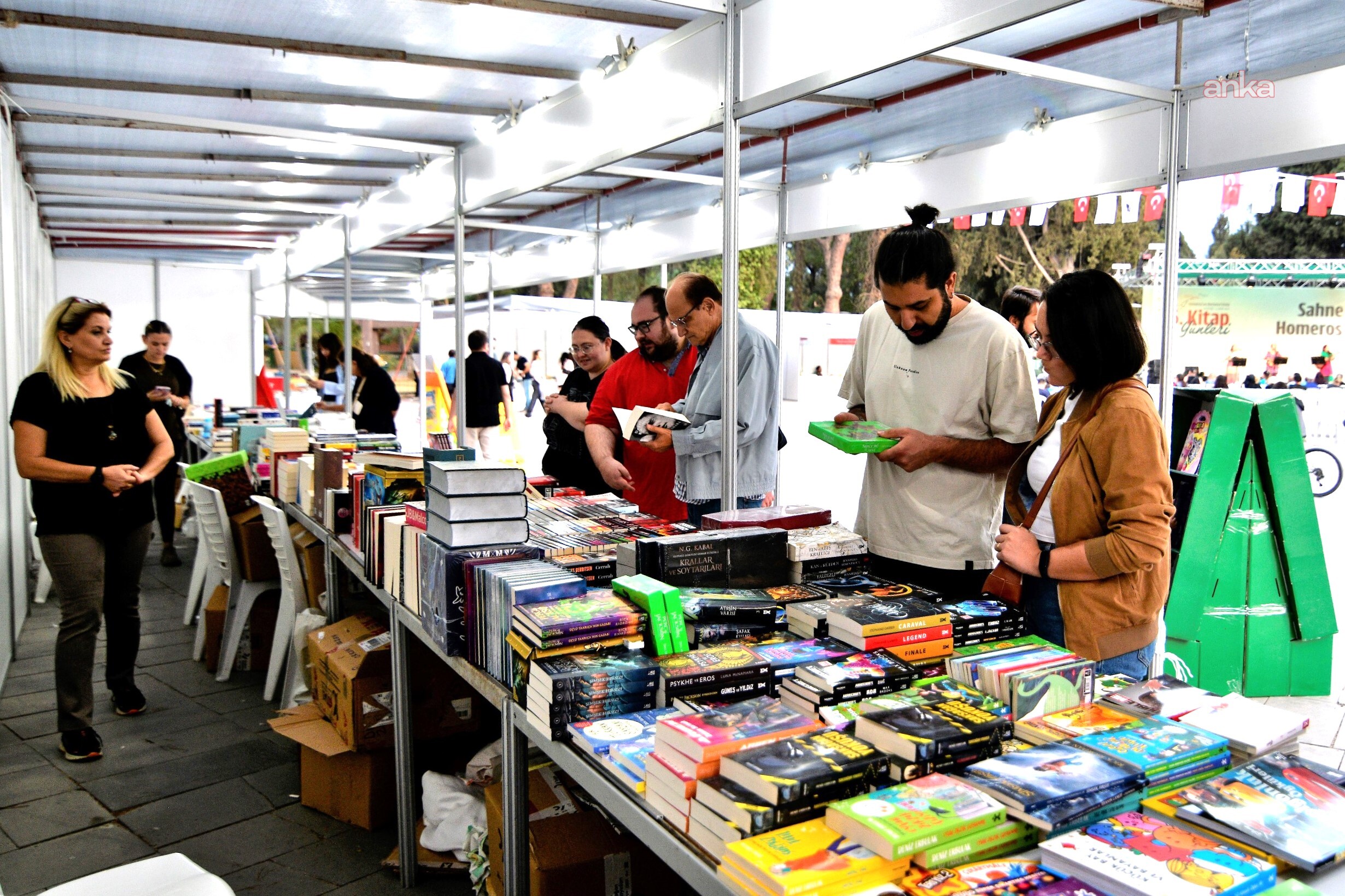 Bornova Belediyesi, 790 bin kitap ve 440 yazarı edebiyatseverlerle buluşturuyor