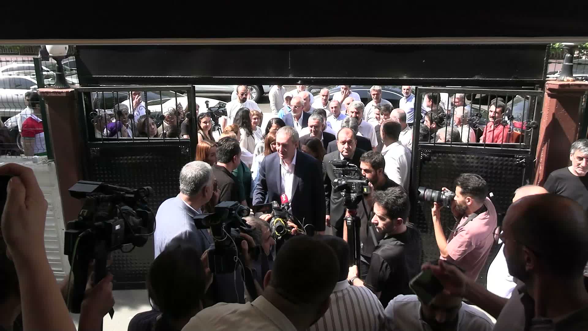 DEM Parti Eş Genel Başkanı Bakırhan’dan Mehdi Zana açıklaması: “Kimliğine ve kültürüne sahip çıkarak çok önemli bir değer yarattı”