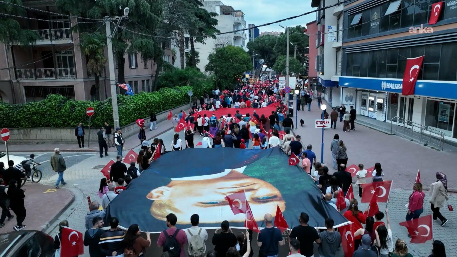 Burhaniye 19 Mayıs'ı fener alayı ile kutladı