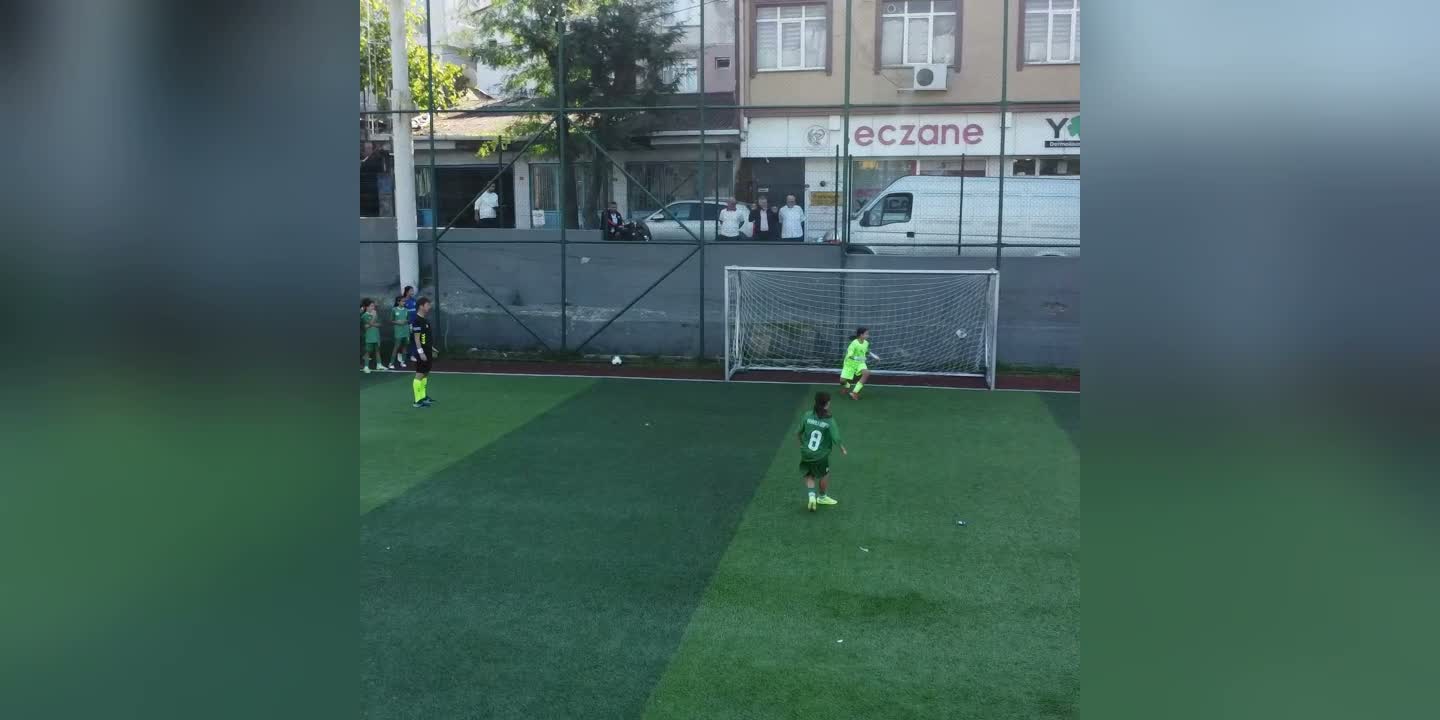 Beyoğlu'nda Dünya Kız Çocukları Günü’ne özel futbol turnuvası