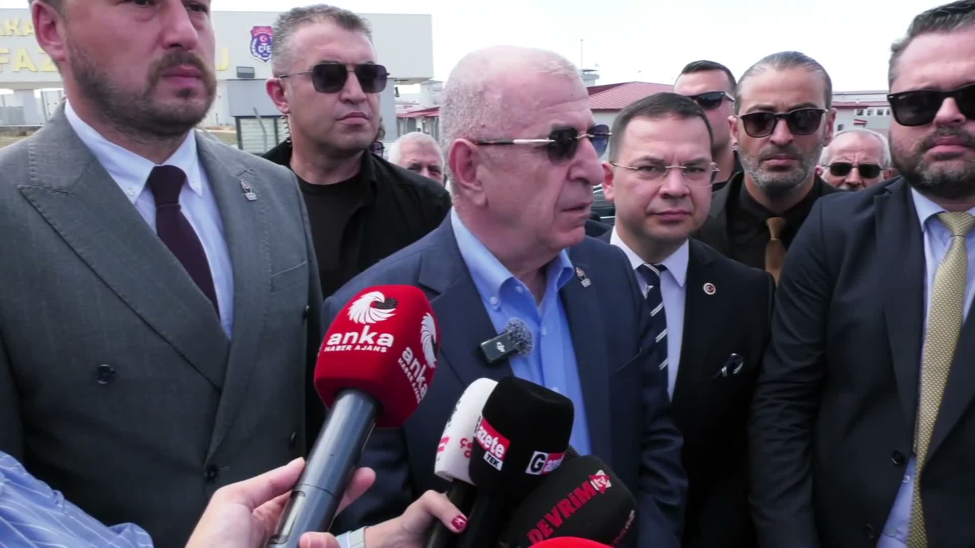 Ümit Özdağ, Çorlu Karatepe Cezaevi'nde Sinem Dedetaş ve Oğuzhan Uğur'u ziyaret etti