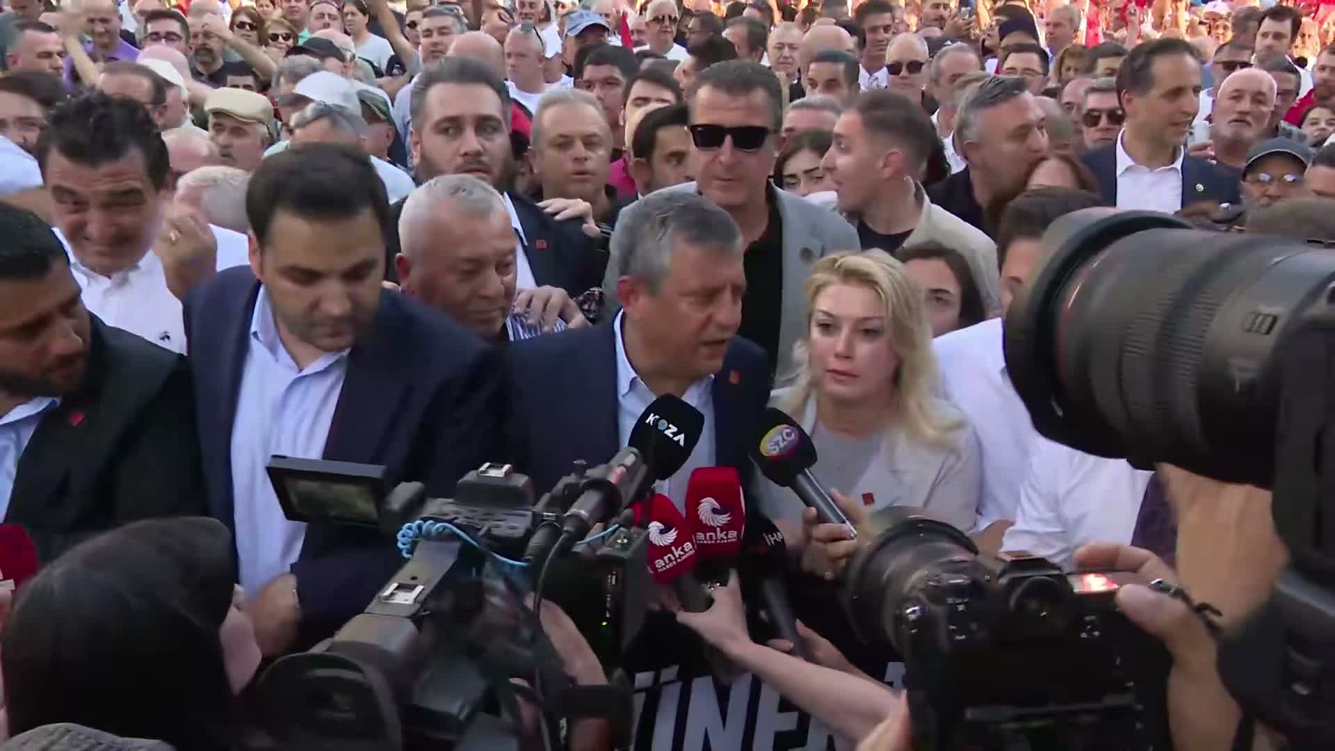 Hüseyin Can Güner'in gözaltına alınması protesto edildi... Özgür Özel: Partimizin evladına sahip çıkmaya geldik