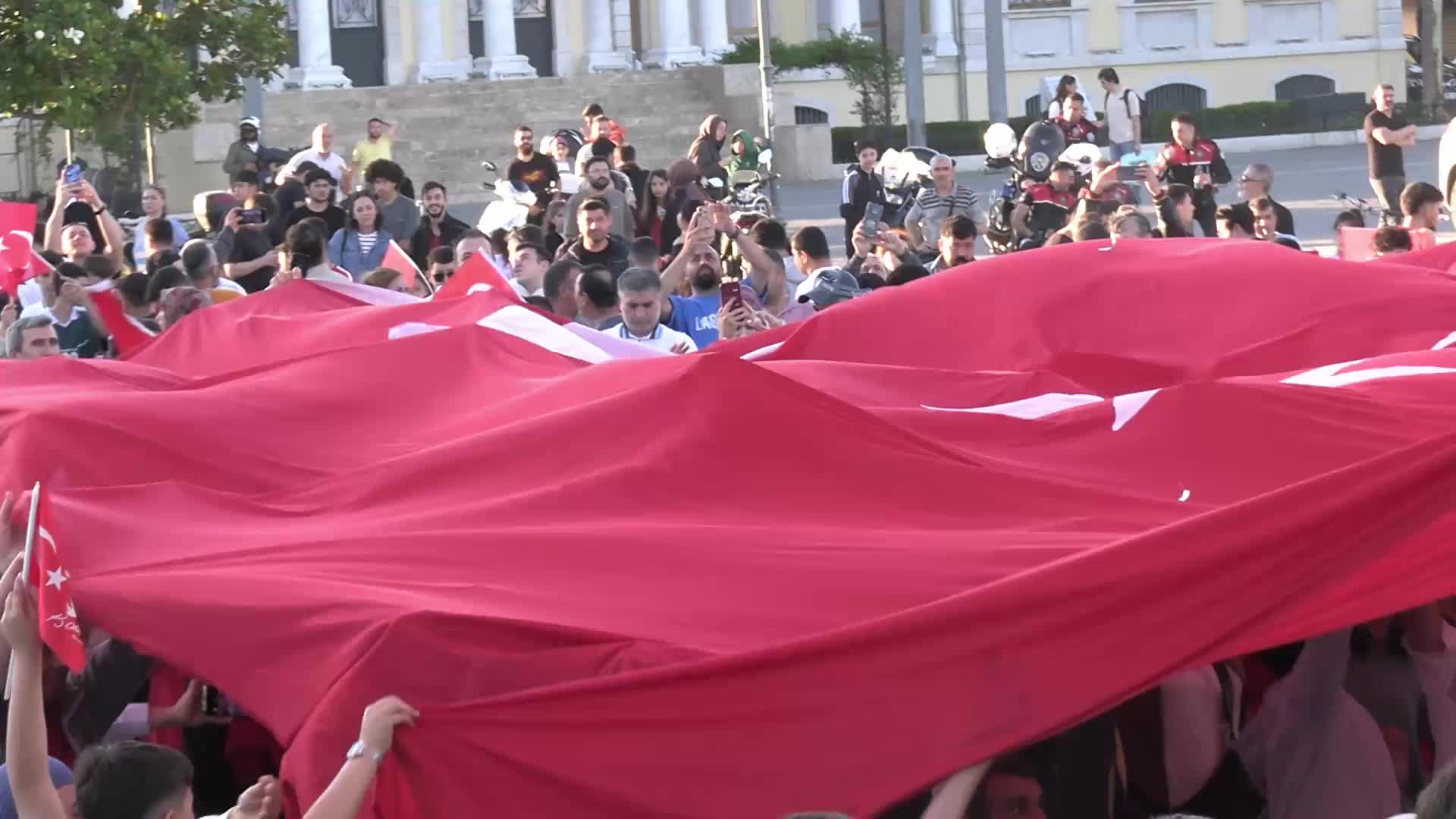 İzmir’de vatandaşlar milli maç için bir araya geldi: “Gönlümüz bayrağımızın yanında”