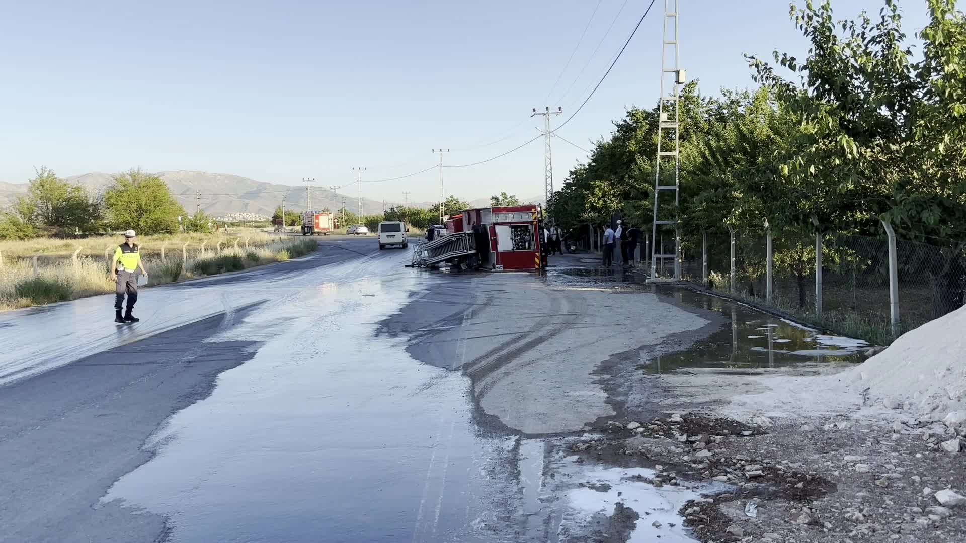 Yangına giden itfaiye aracı devrildi: 3 itfaiyeci yaralandı