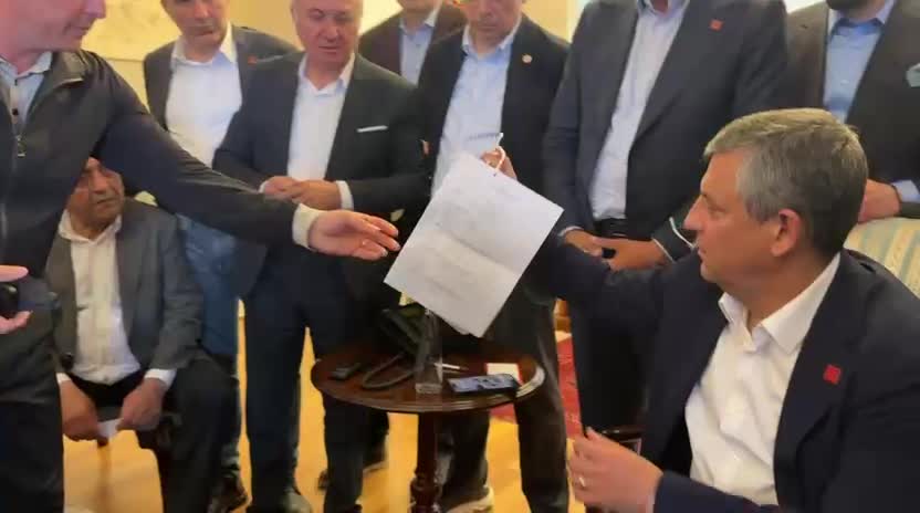 CHP Genel Başkanı Özgür Özel, kendisine ulaşan tebligatı yırttı