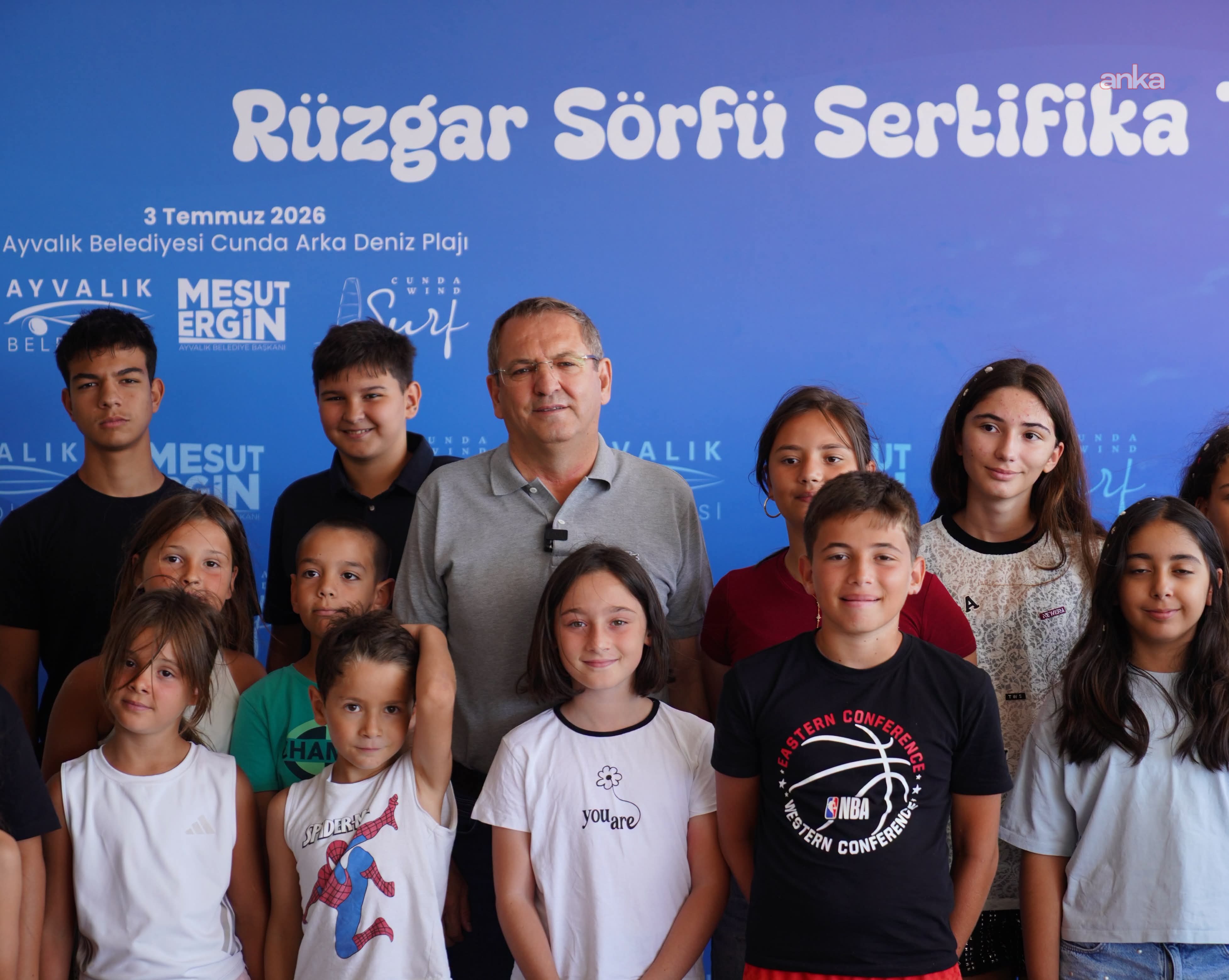 Ayvalık'ta rüzgar sörfü eğitimlerini tamamlayan çocuklar sertifikalarını aldı