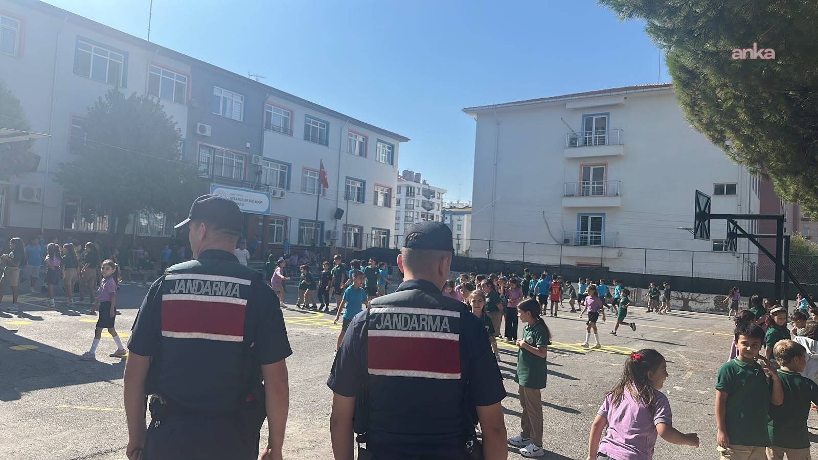 İzmir’de okul çevrelerinde jandarmadan sıkı denetim: Bin 84 personel görev aldı