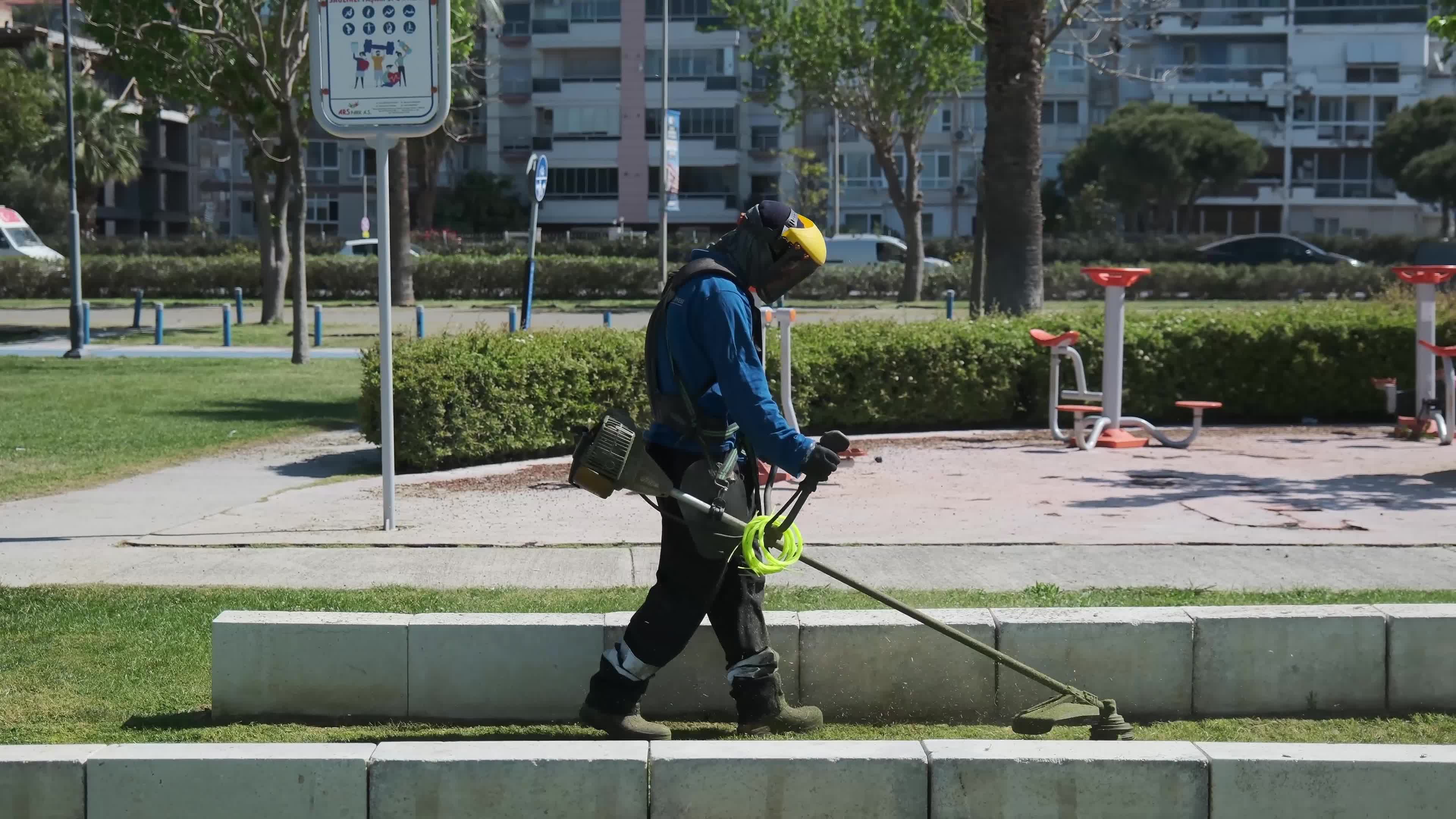 İzmir’in parklarında bayram öncesi bakım mesaisi
