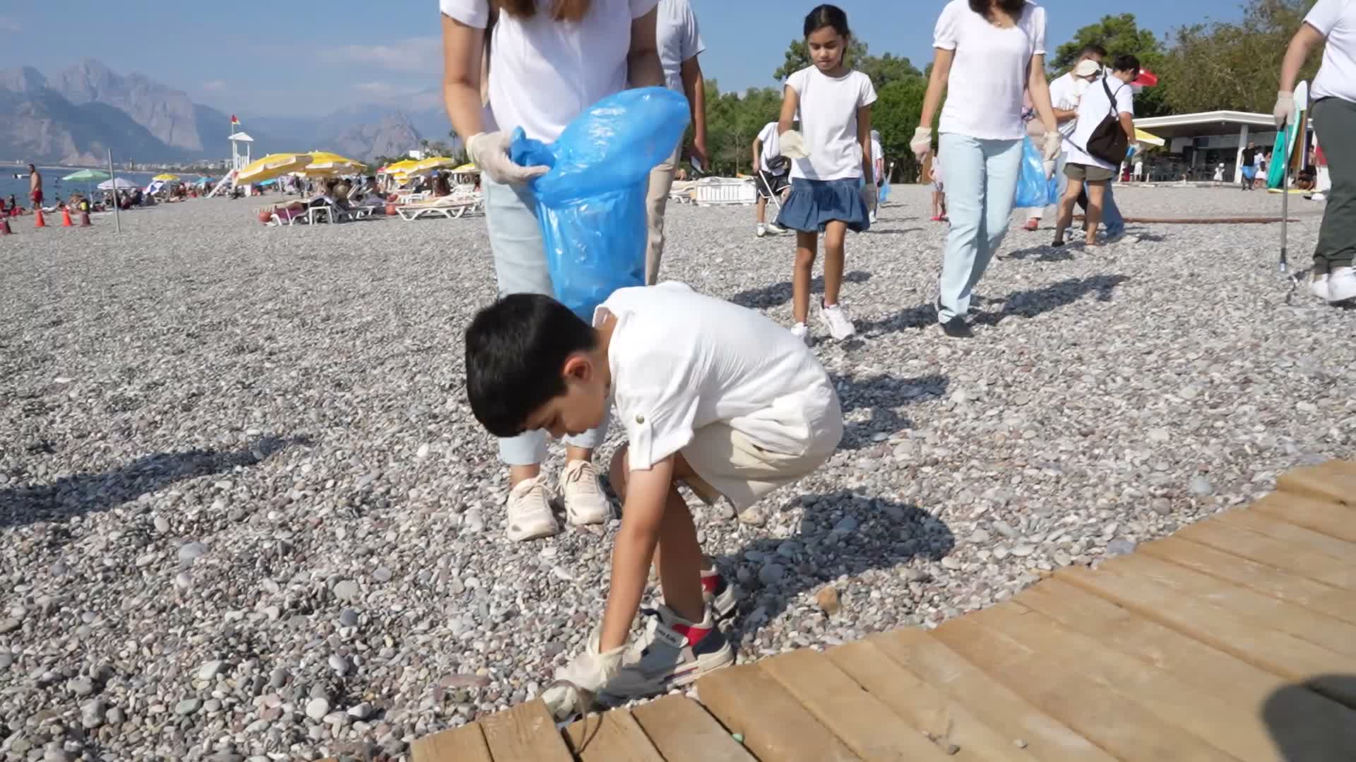 Antalya Büyükşehir Belediyesi'nden Konyaaltı Sahili'nde temizlik çalışması