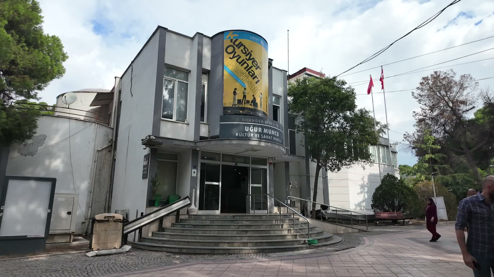 Bornova’da tiyatro perdeleri üç farklı sahnede açık kalacak