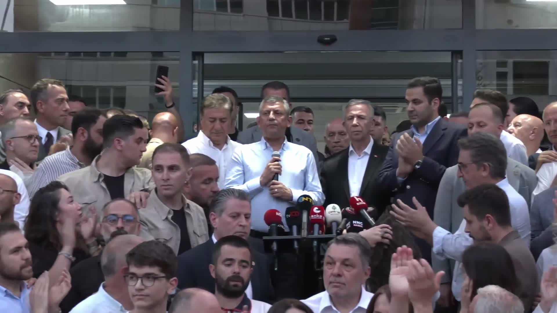 Hüseyin Can Güner'in gözaltına alınması protesto edildi... Özgür Özel: Uzun süredir sipariş edilen bir kötülüğün hayata geçirilmesidir