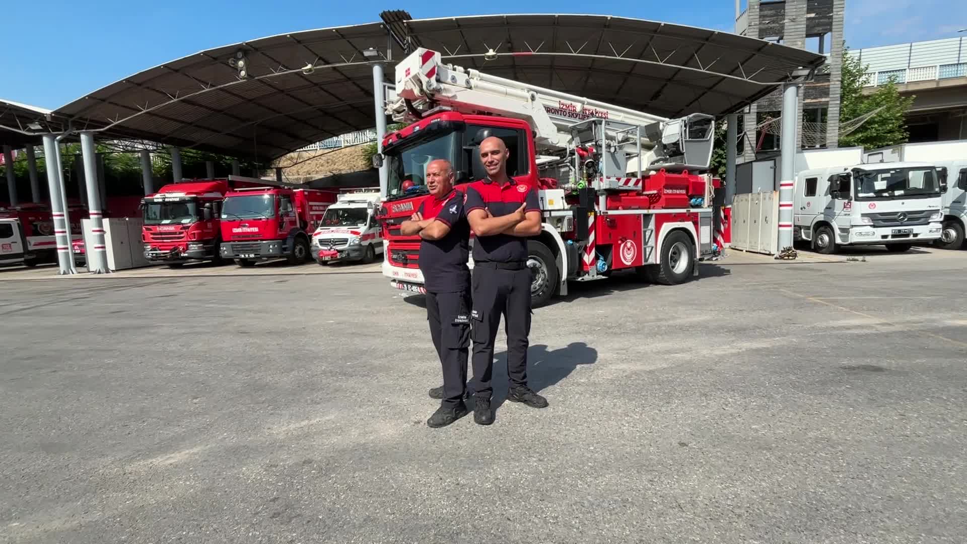 İzmir İtfaiyesi'nde aynı üniformada iki kuşak... Baba-oğul omuz omuza mücadele ediyor