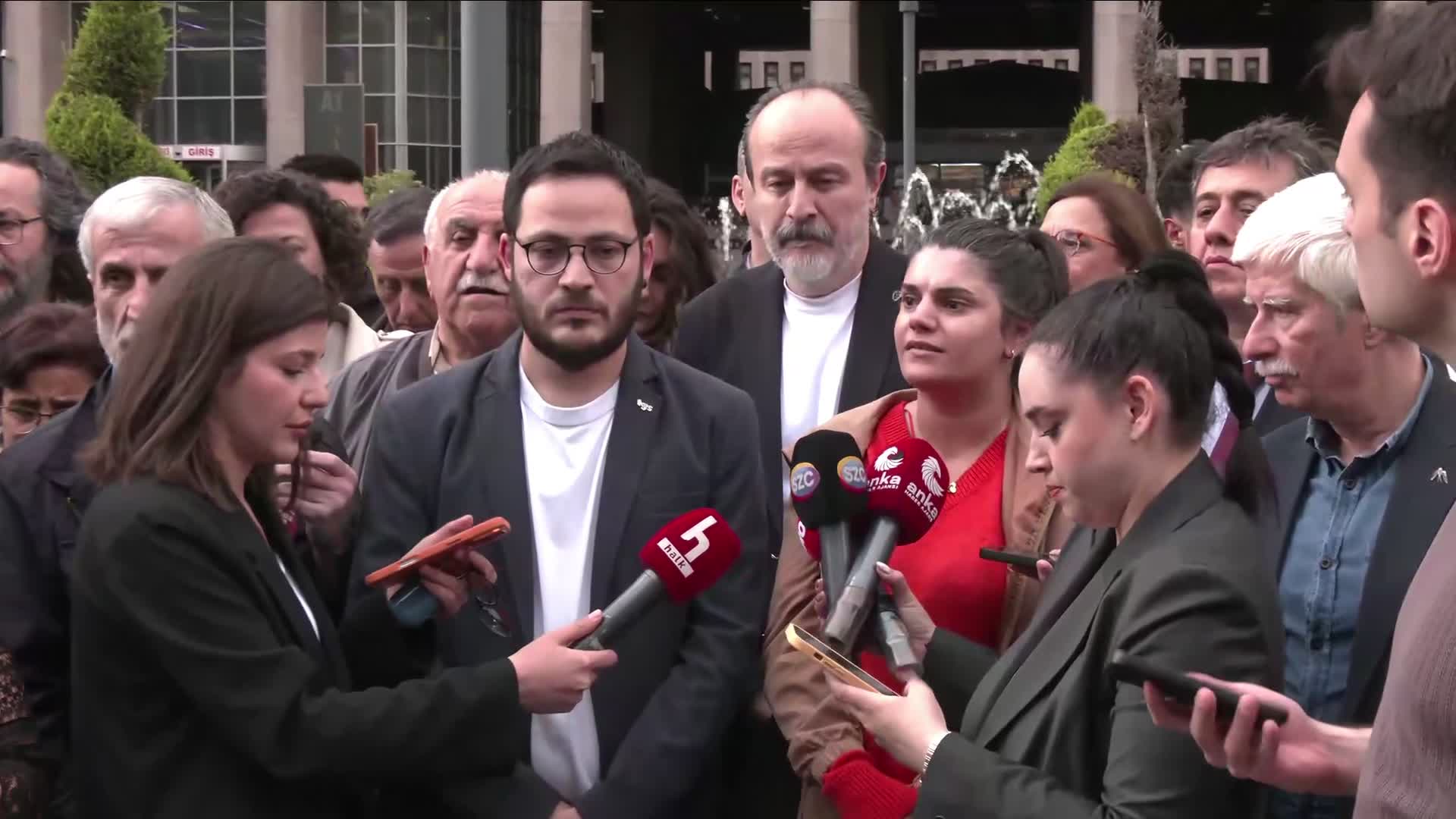 Meslektaşları, gazeteci Alican Uludağ hakkındaki tahliye kararı sonrası açıklama yaptı: Cezaevinde tek bir gazeteci kalmayana kadar mücadele sürecek