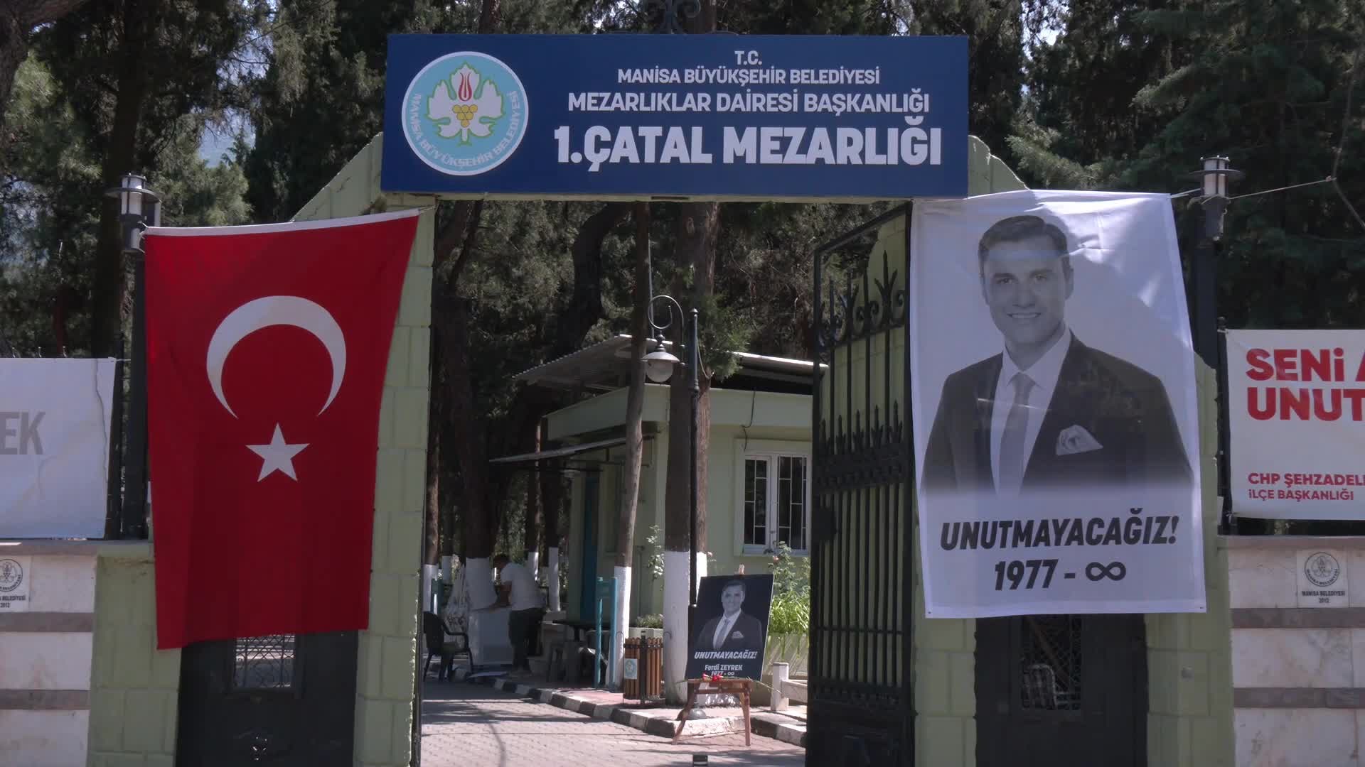 Ferdi Zeyrek'in vefatının birinci yılında mezarı başında dualar edildi: Hem acı bıraktı hem de iz bıraktı