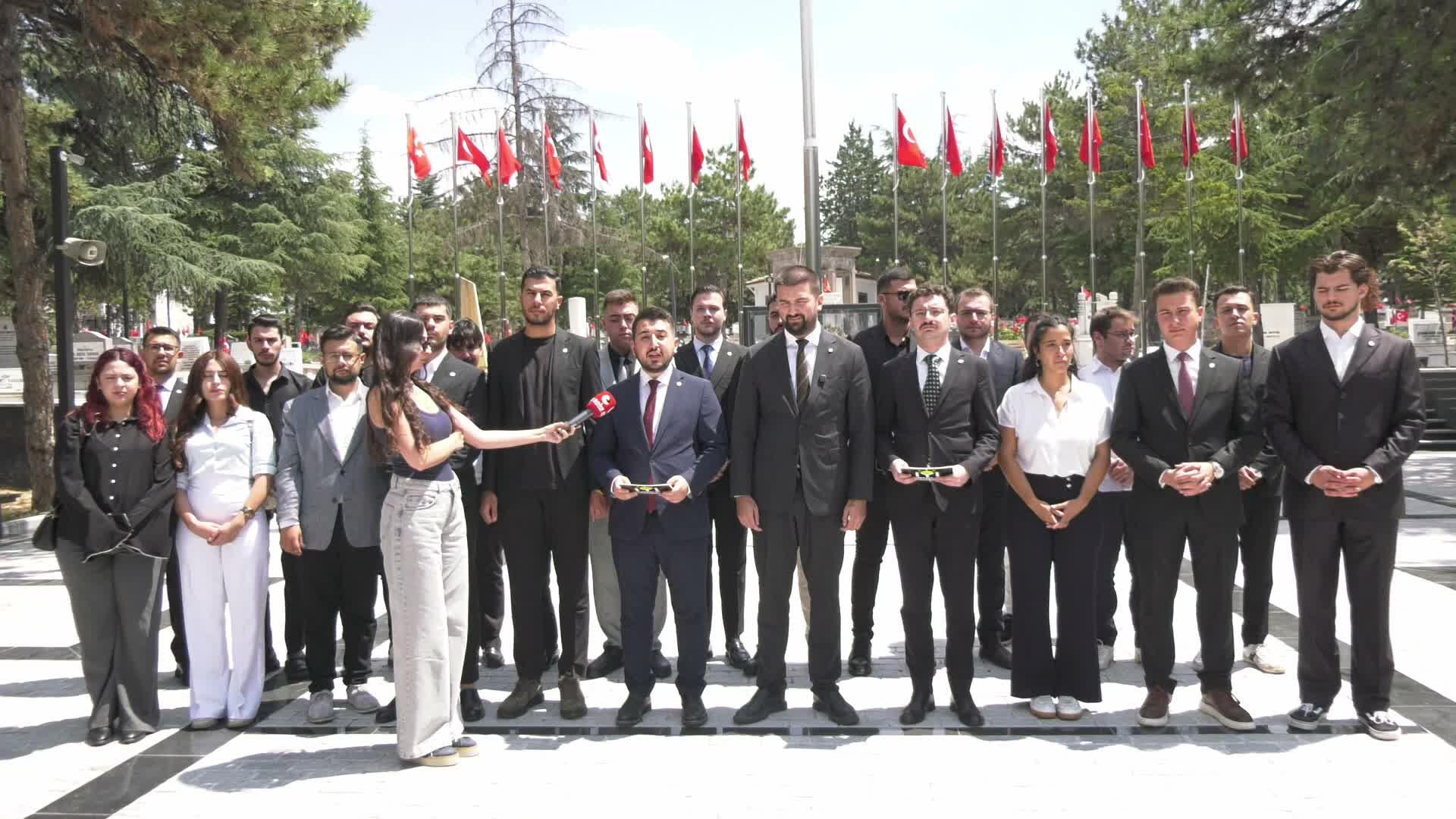 İYİ Parti Gençlik Kolları üyelerinden şehitlik ziyareti: "Kanla yazılan mürekkeple silinmez"
