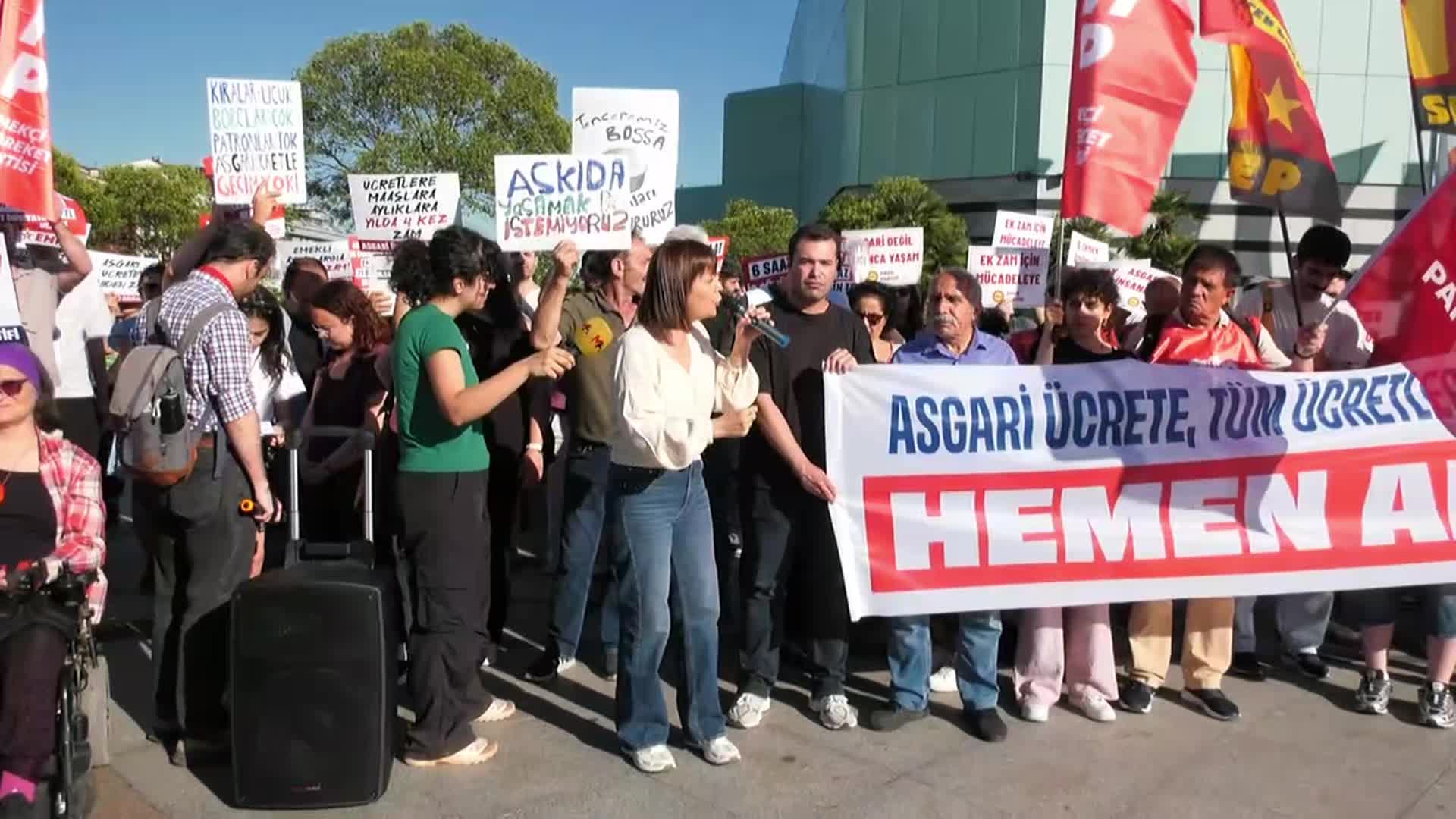 Asgari Ücret İnisiyatifi'nden Şişli'de eylem: Askıda yaşamak istemiyoruz... Asgari ücrete, emekli aylıklarına, tüm ücretlere hemen ara zam yapılmalı