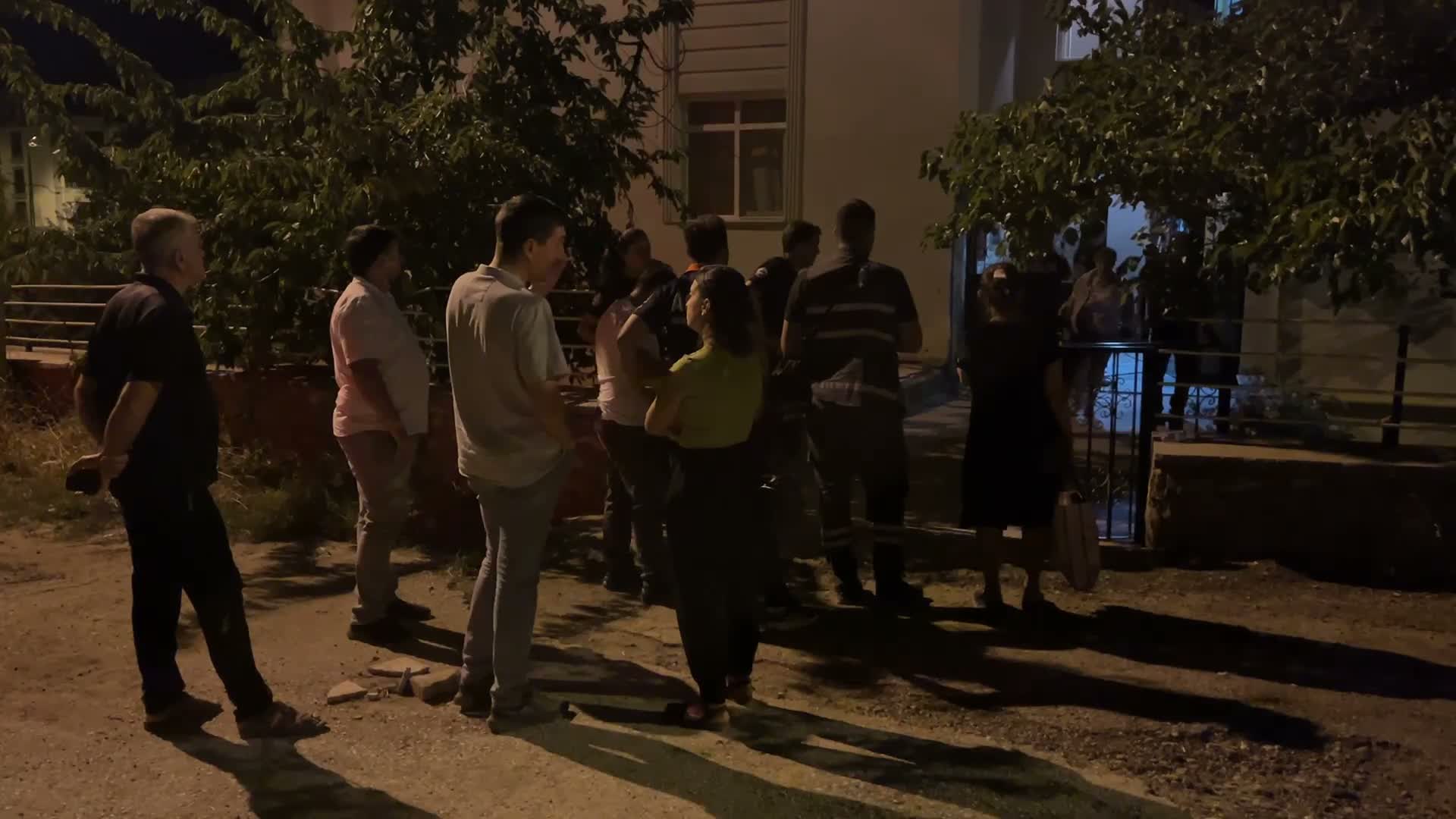 Tunceli’de inşaat kazısı sonrası 5 katlı binanın zemini kaydı, bina sakinleri tahliye edildi