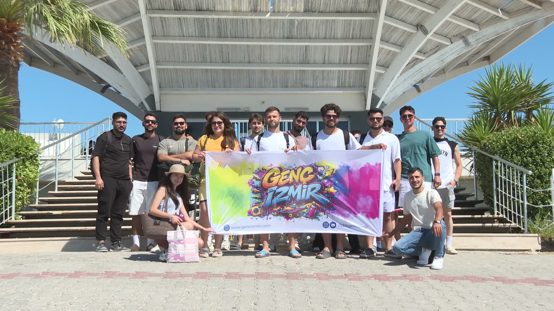 İzmir Büyükşehir Belediyesi’nden gençler için "aquapark" etkinliği: 11 ilçeden 450 genç Çeşme’de buluştu