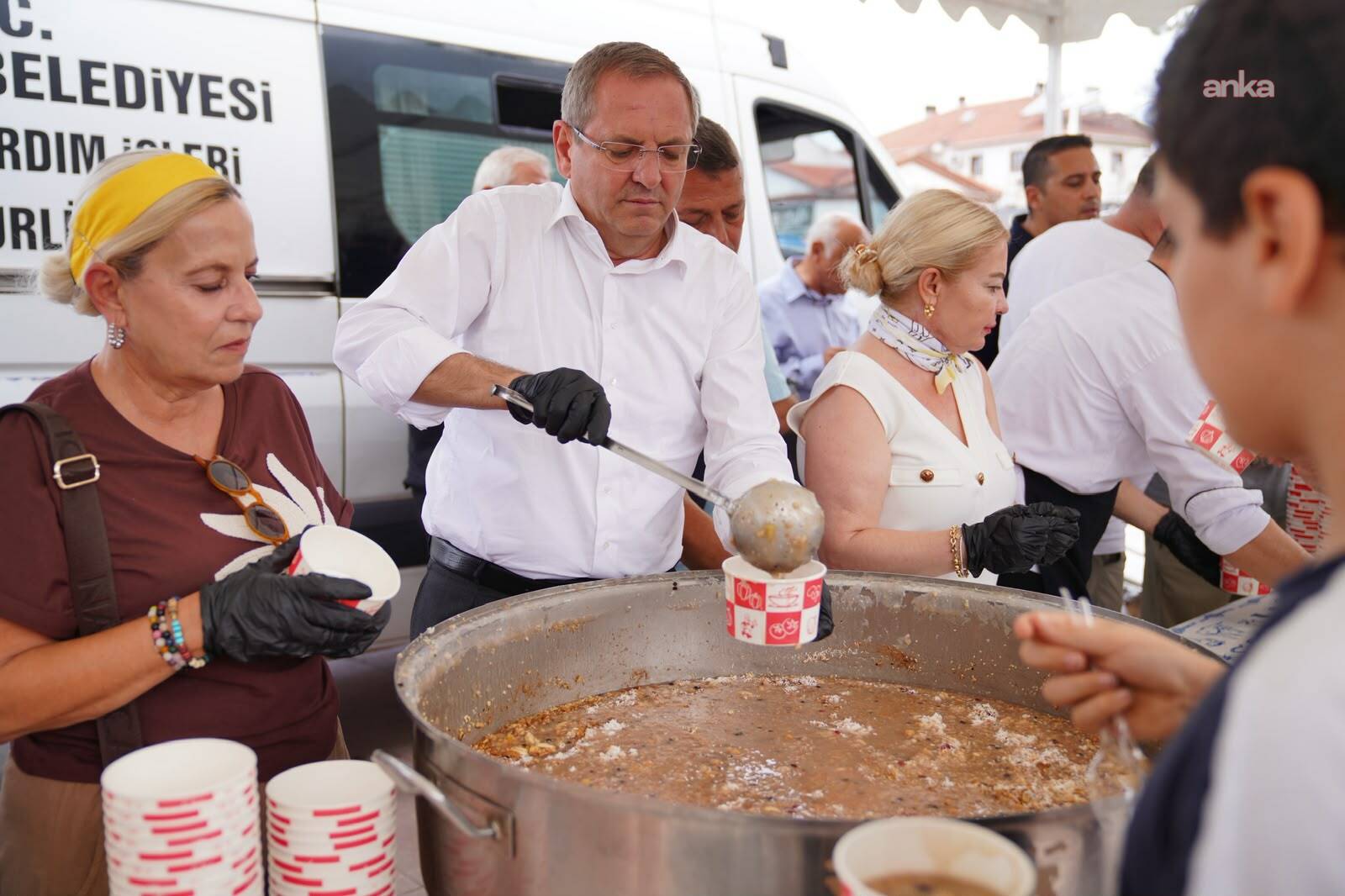 Ayvalık Cumhuriyet Meydanı'nda binlerce kişiye aşure ikram edildi