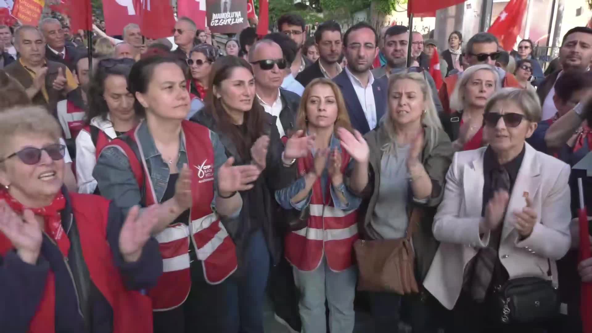 CHP Genel Merkezi'nin polis zoruyla tahliyesi İstanbul'da protesto edildi: Saray fermanlarını sokaklarda yırtıp atacağız