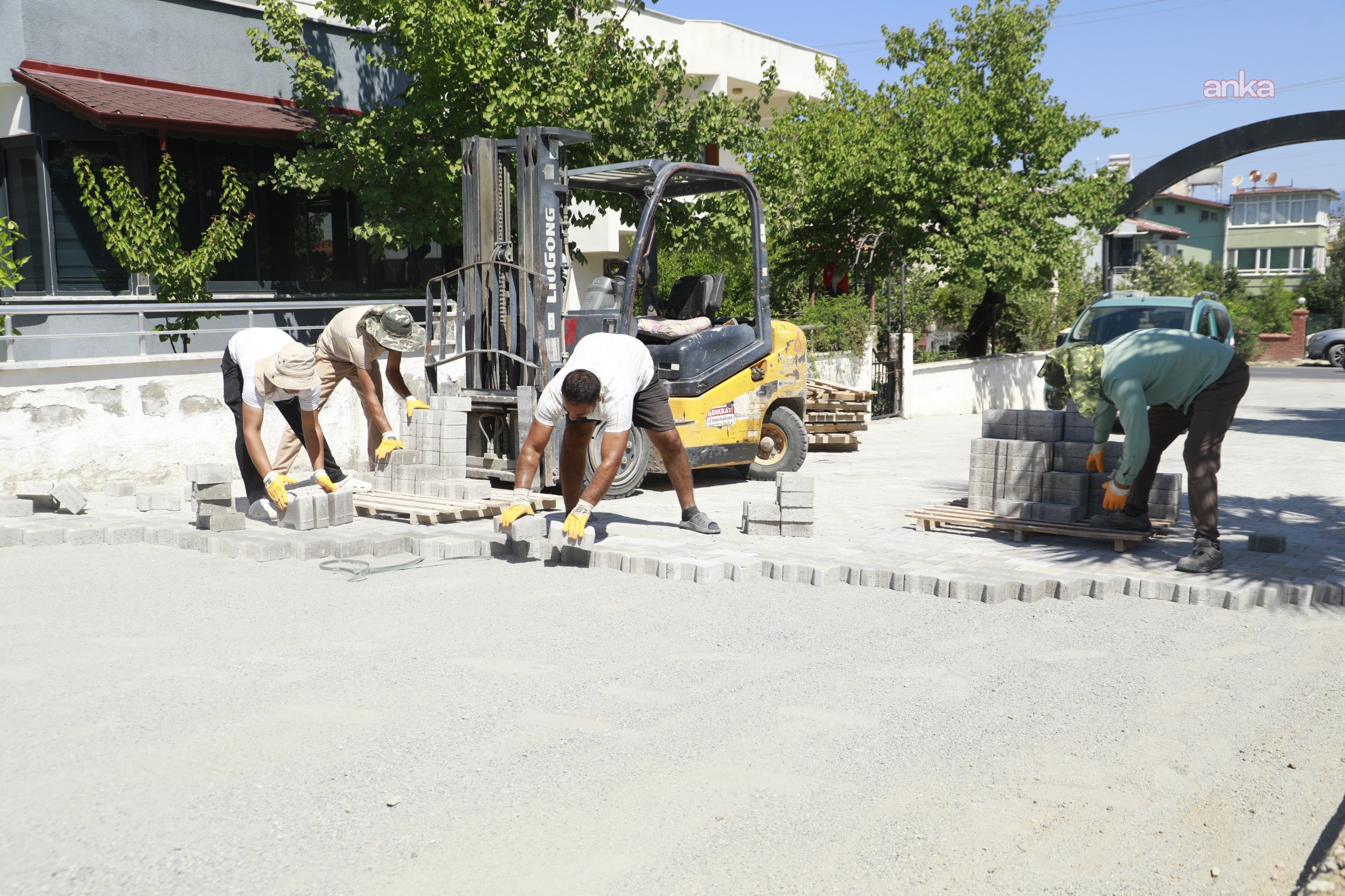Burhaniye'nin yollarında bakım ve onarım çalışmaları sürüyor