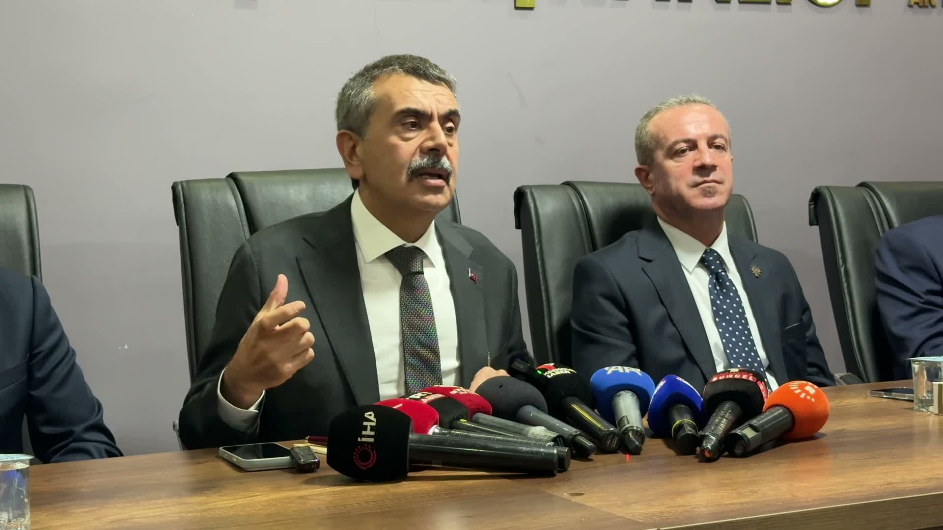 Milli Eğitim Bakanı Tekin, İstanbul'daki okul saldırısında 1 öğrencinin hayatını kaybettiğini bildirdi