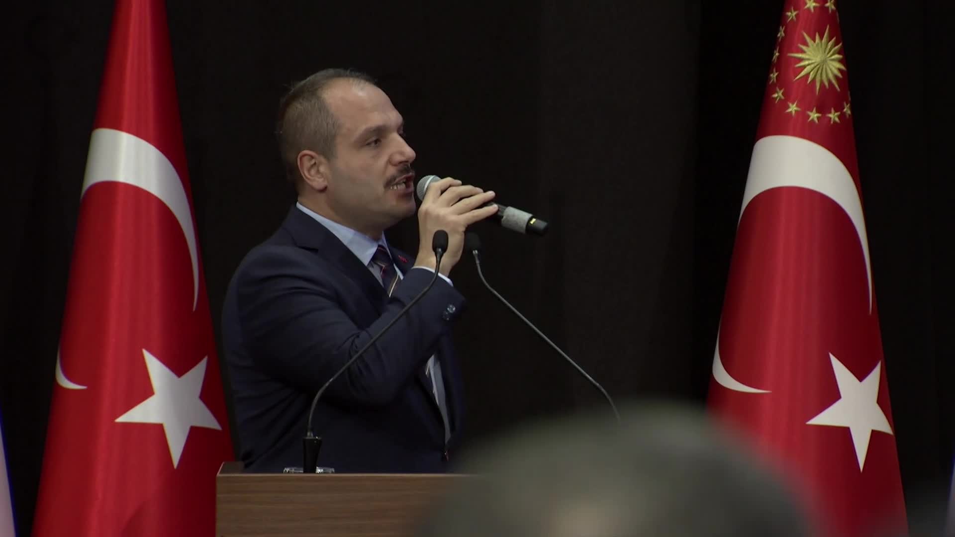 Cumhurbaşkanı Erdoğan, AK Parti'ye katılan Afyonkarahisar ve Dinar belediye başkanlarına rozet taktı