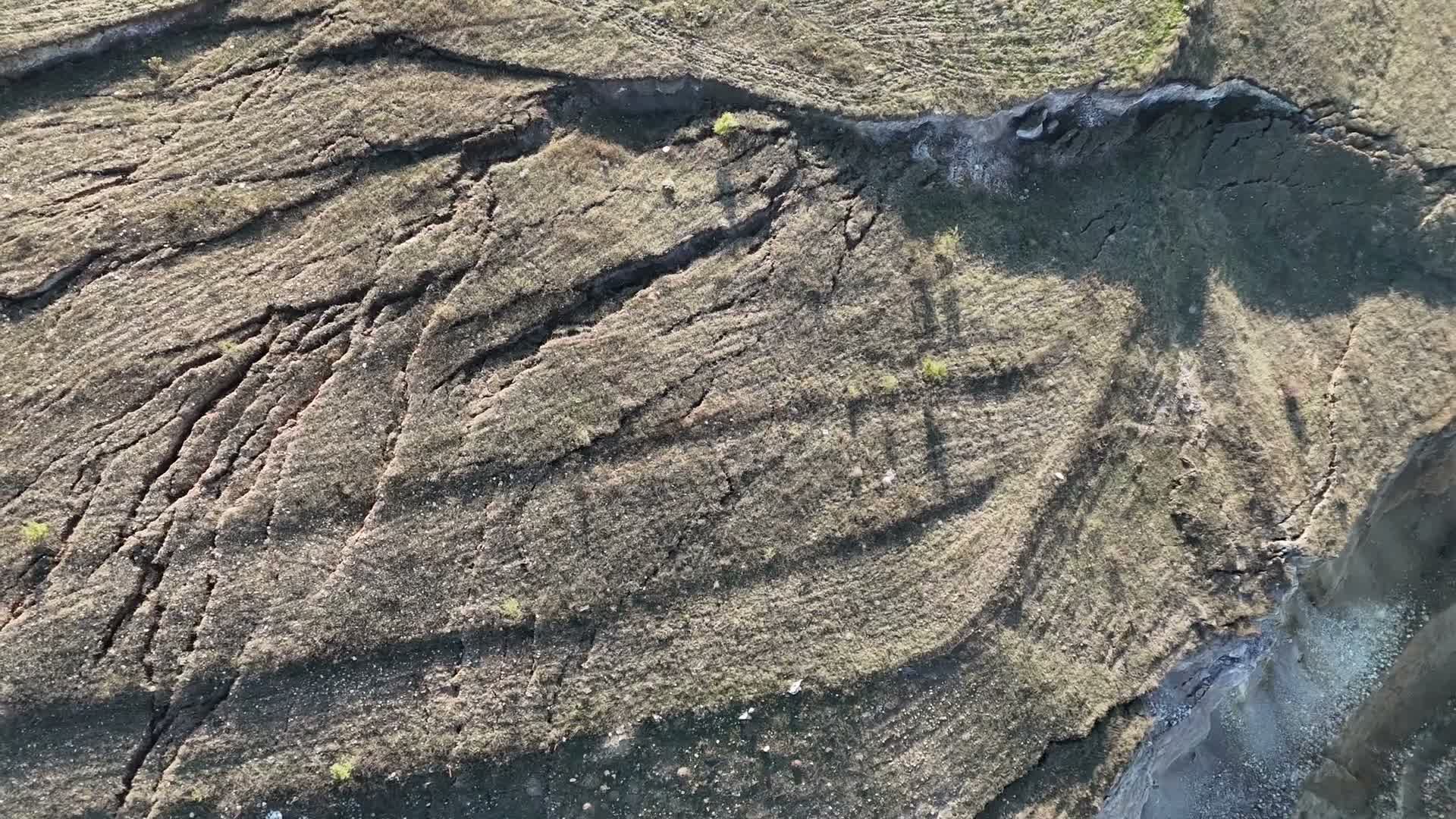 Yozgat’ta tarım arazisinde oluşan derin yarıklar… Valilikten, “göçük bölgelerinden uzak durun” uyarısı