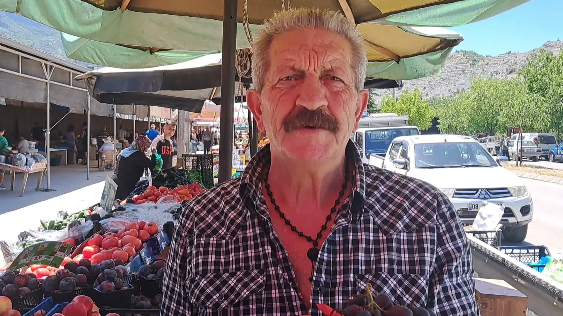Ardanuç'ta pazarda alışveriş yapan emekli: "Artık yemeğe soğan bile katamıyoruz"