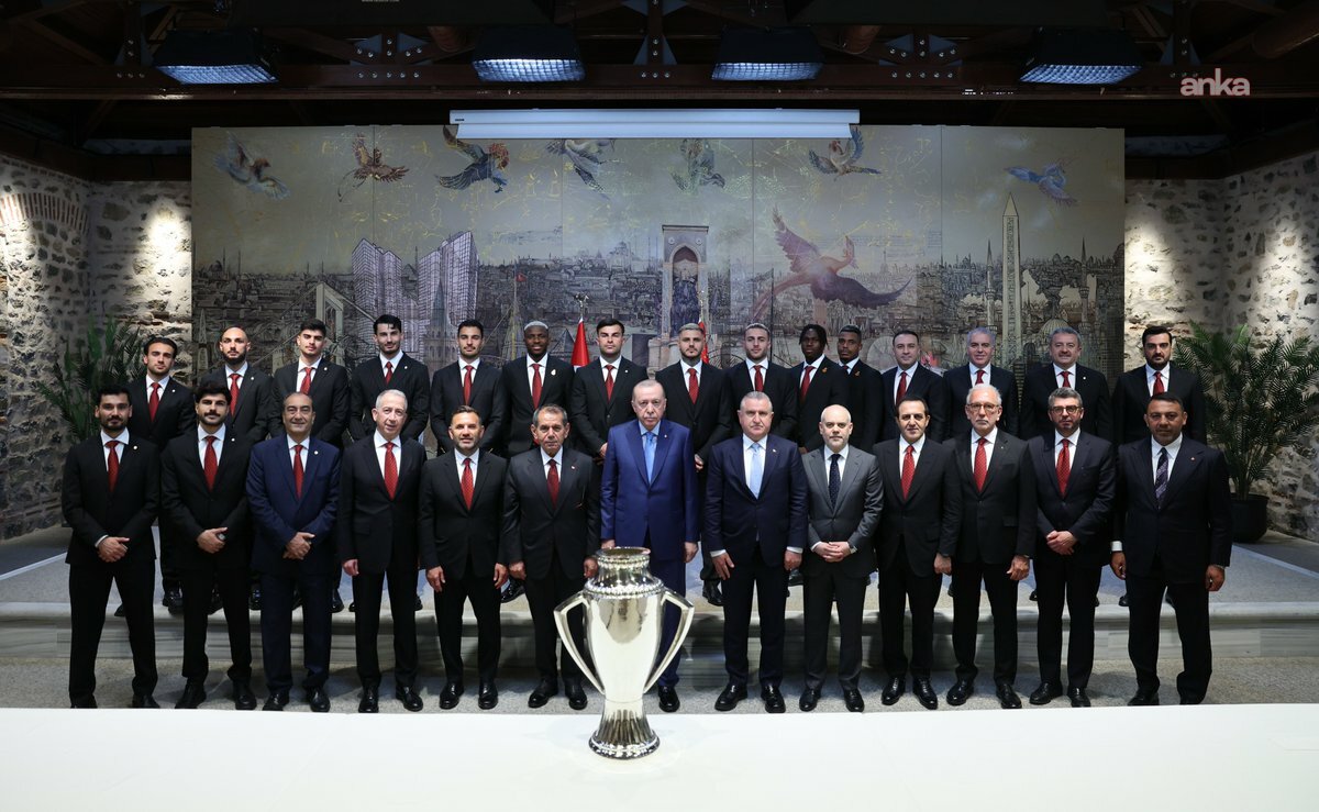 Cumhurbaşkanı Erdoğan, Galatasaray Futbol Takımı'nın yöneticilerini ve teknik heyetini kabul etti