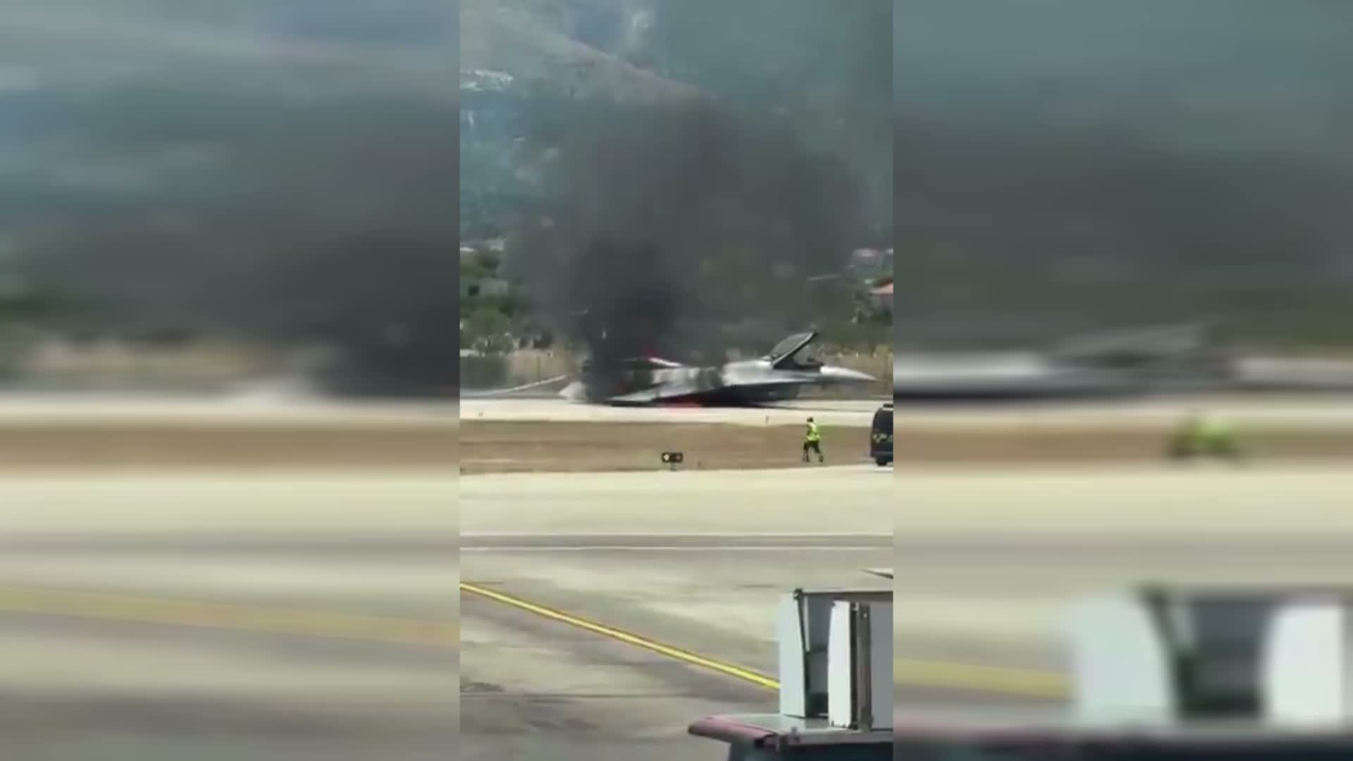 Yunanistan'a ait F-16 savaş uçağı Zakintos Adası'na acil iniş yaptı