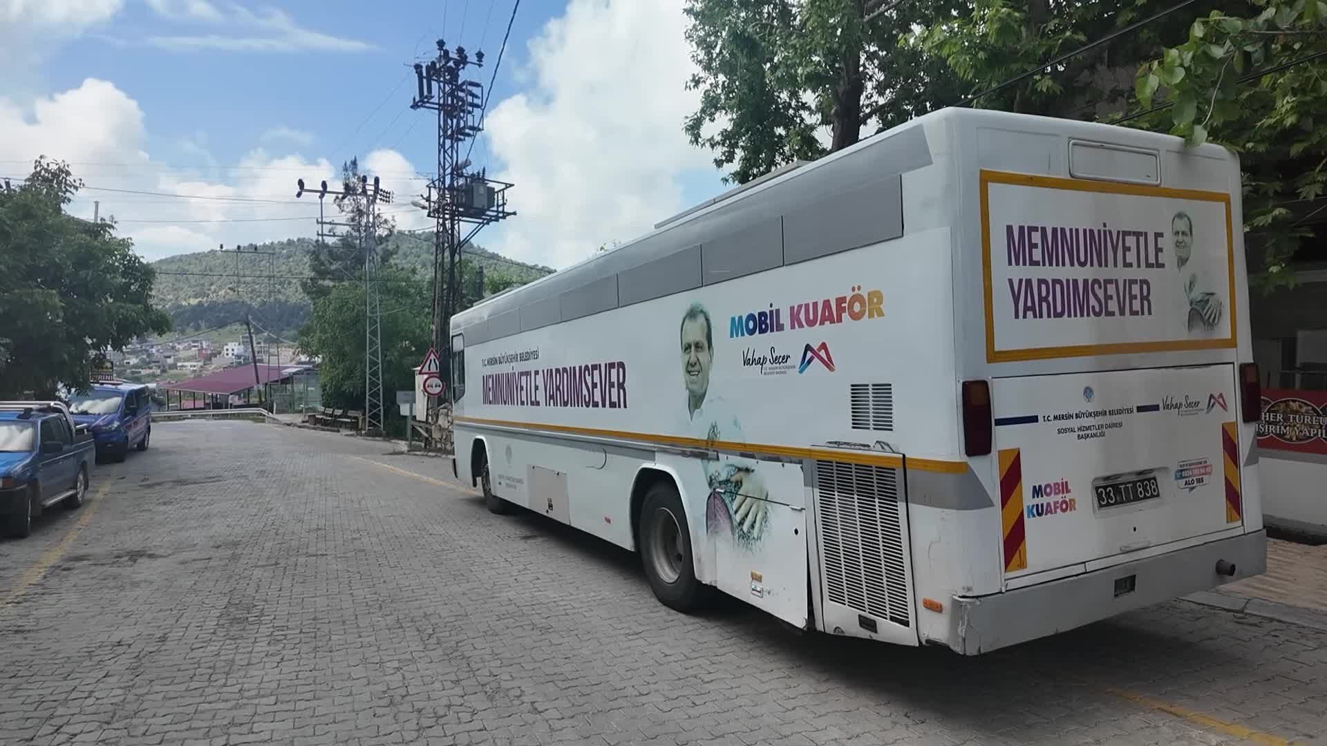 Mersin Büyükşehir Belediyesi’nin “Mobil Kuaför” aracı bayram öncesi yollarda